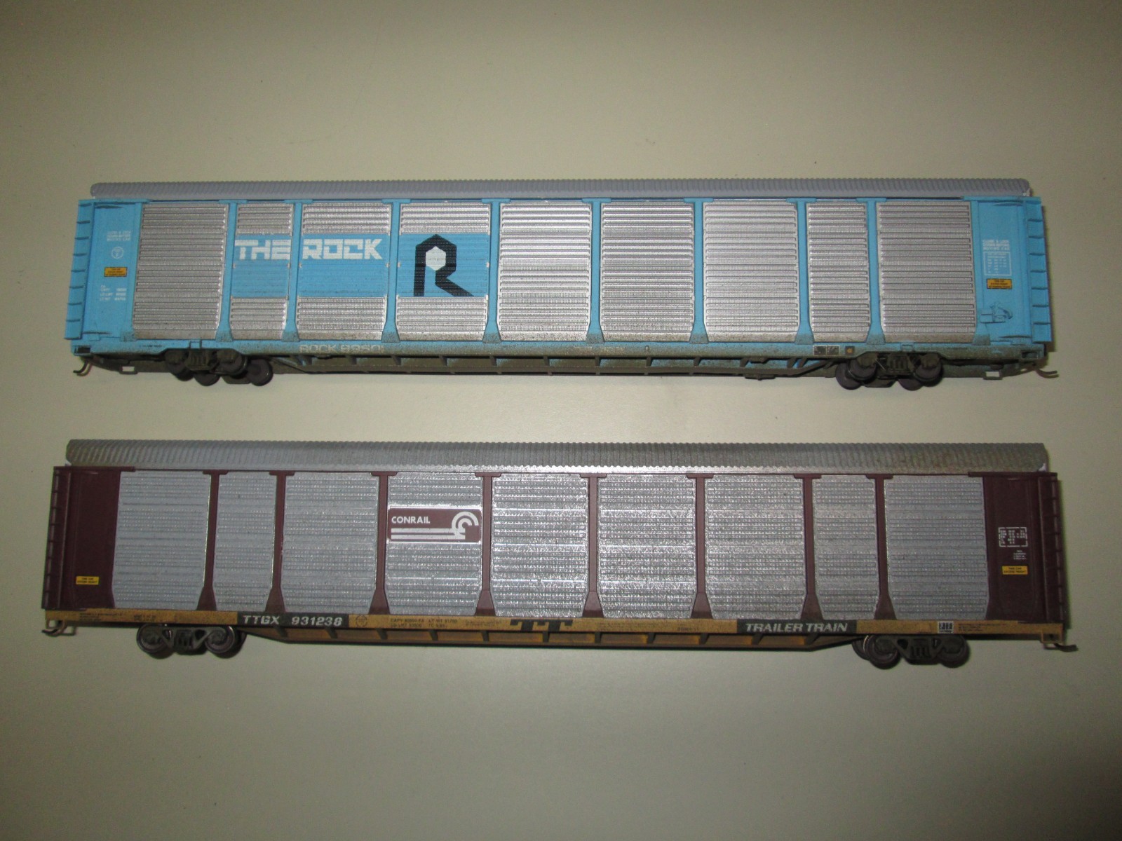 HO Scale Walthers Enclosed Car Carrier (THE ROCK & CONRAIL) Railroad (Set of 2)