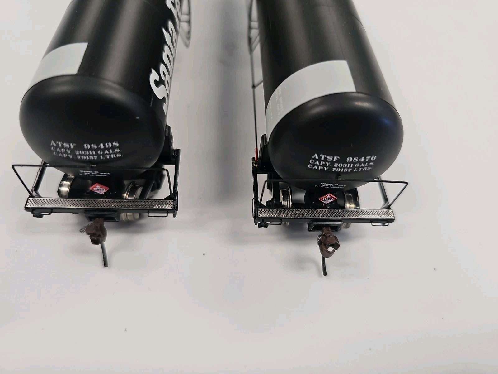 Two Athearn HO Scale 50′ 20,900 Gallon Tank Car Santa Fe 98498, 98476