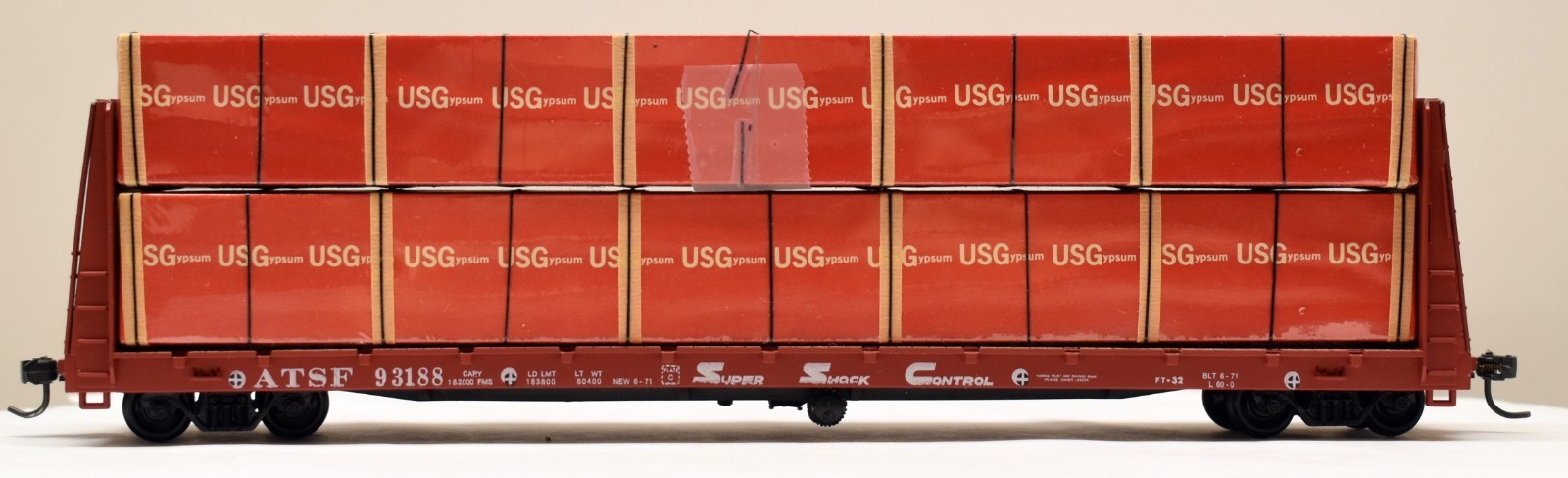 ROUNDHOUSE HO Scale ATSF SANTA FE 60′ BulkHead Flat Car #93188 w/USG Load; KD’s