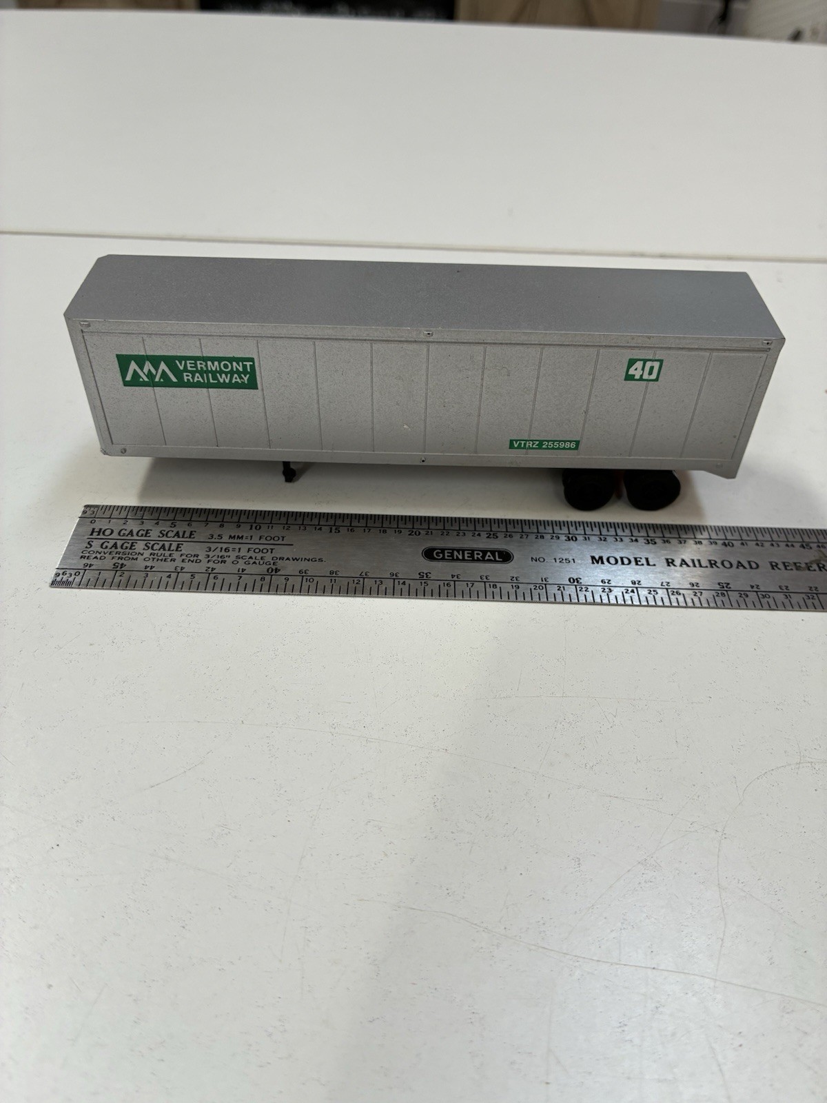 Walthers HO Scale Vermont Railway 40’ TOFC Trailer VTRZ 255986 Silver