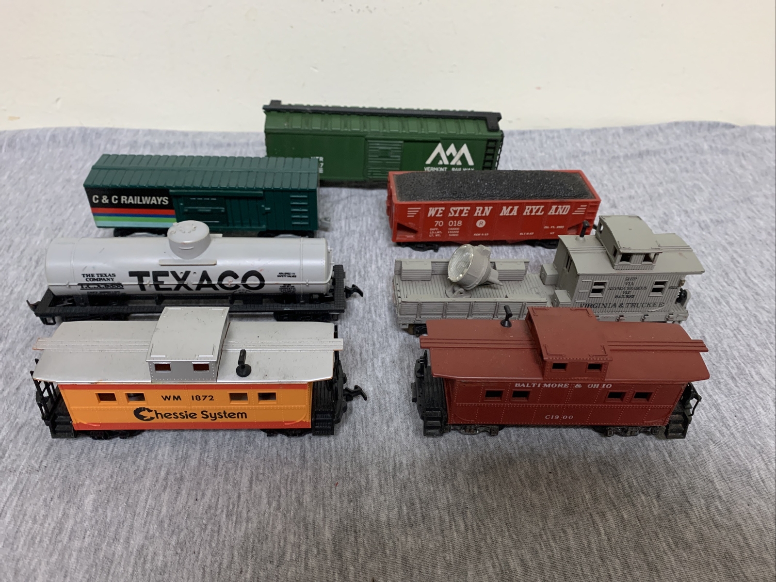 Vintage HO Scale Train Cars Lot of 7