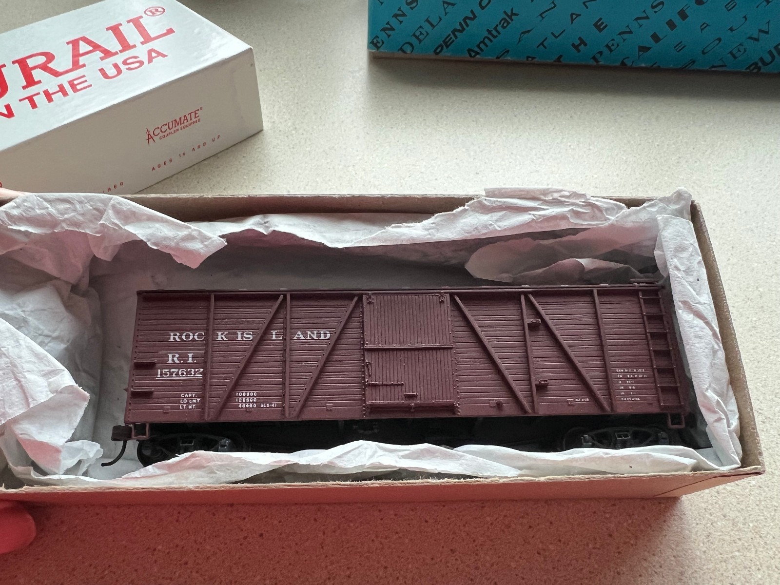 HO Scale Accurail Kit 7204 Rock Island 40′ Wood Doors Metal Ends Box Car – NOS