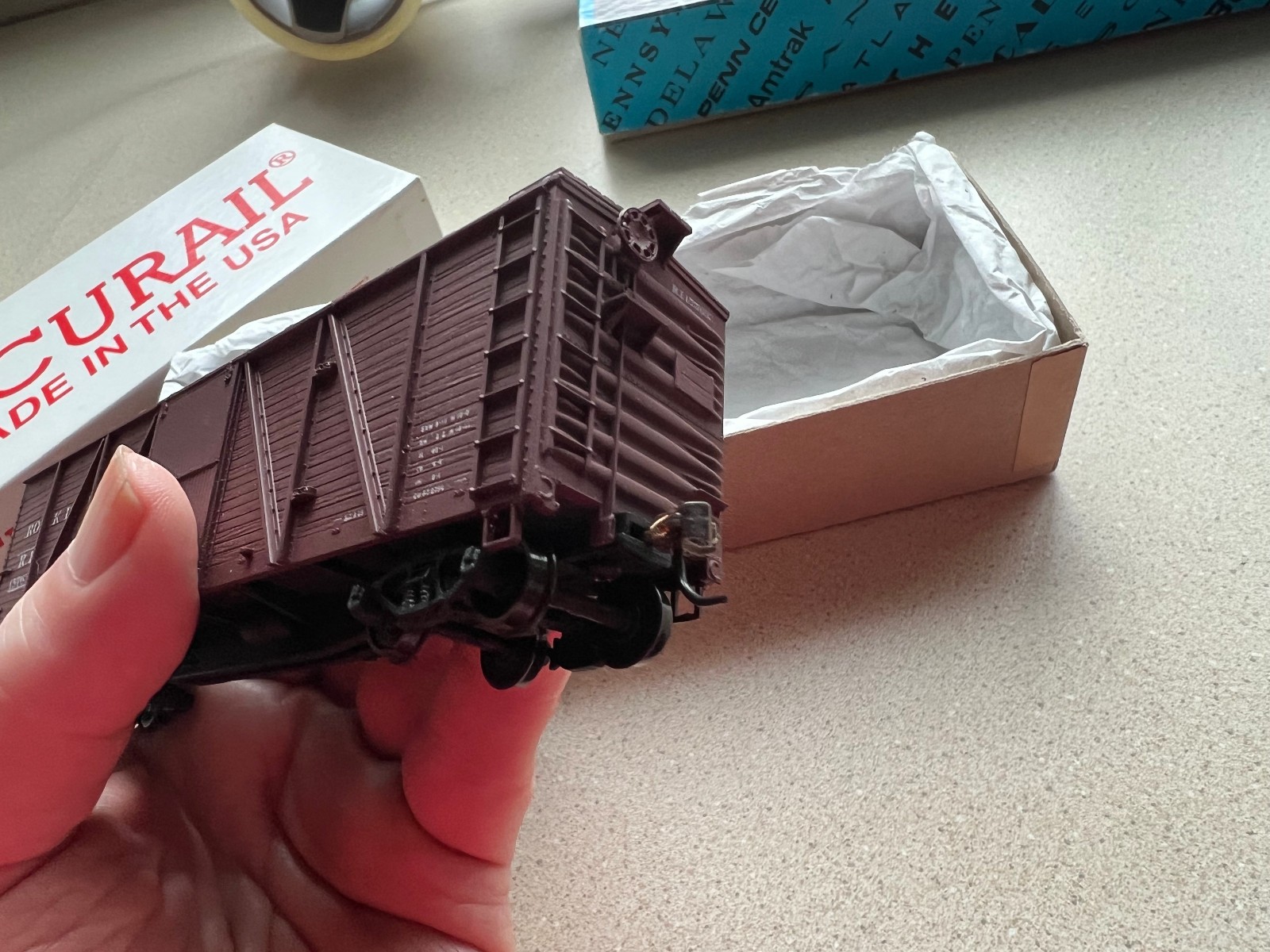 HO Scale Accurail Kit 7204 Rock Island 40′ Wood Doors Metal Ends Box Car – NOS