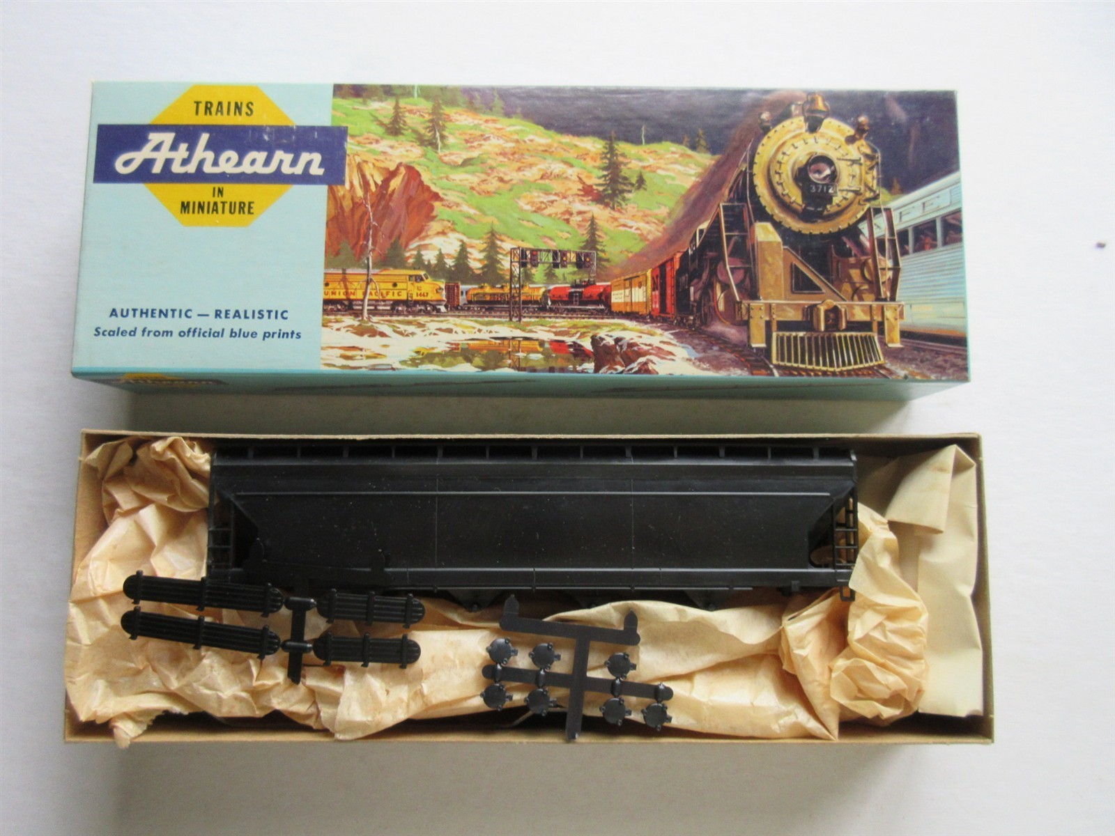 Athearn HO 55ft Center Flow Hopper Kit (Undecorated) #1900 – black