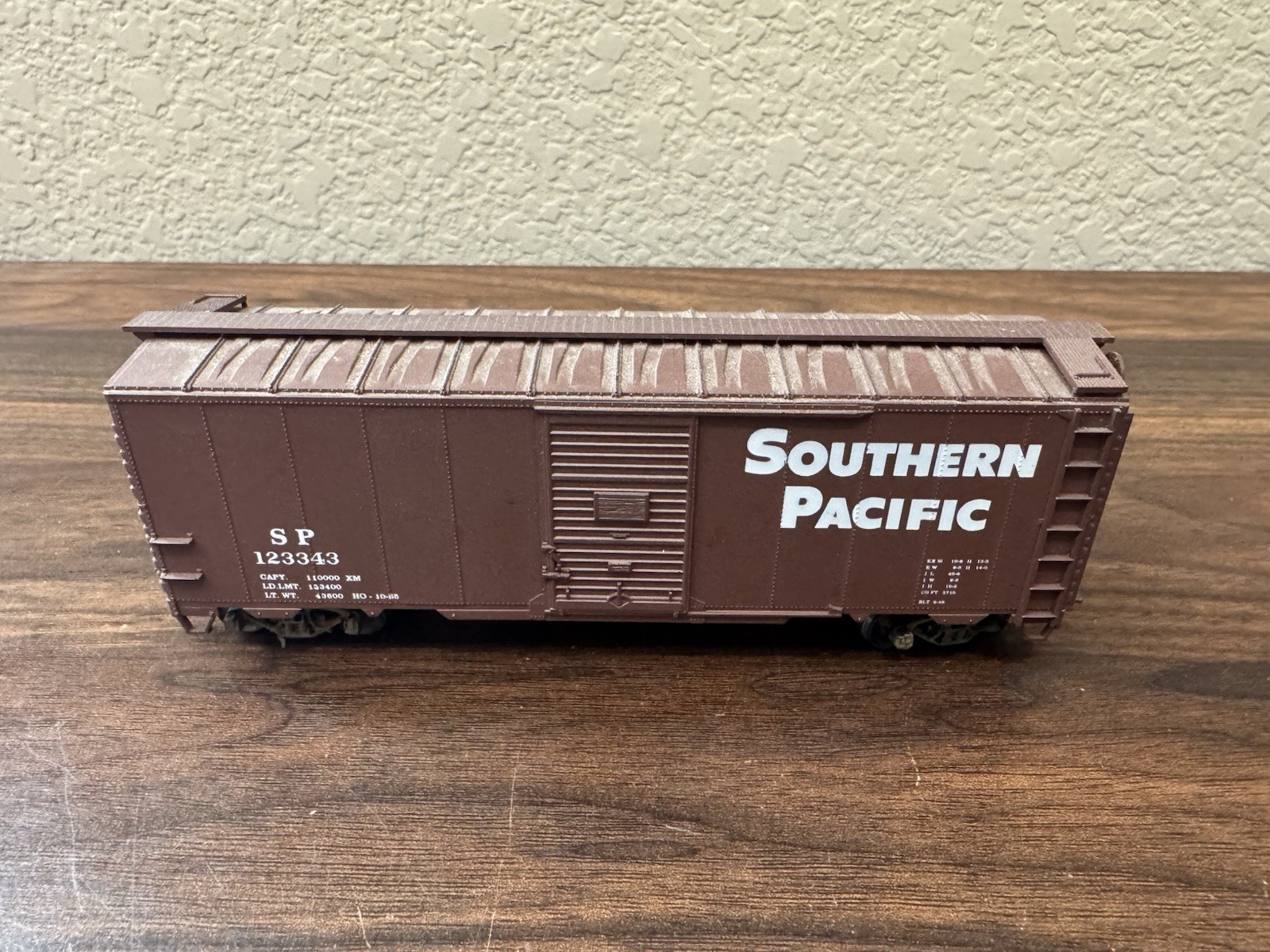Accurail HO Scale Southern Pacific (SP) 40’ Box Car w/Extra Weight, MWs & KDs