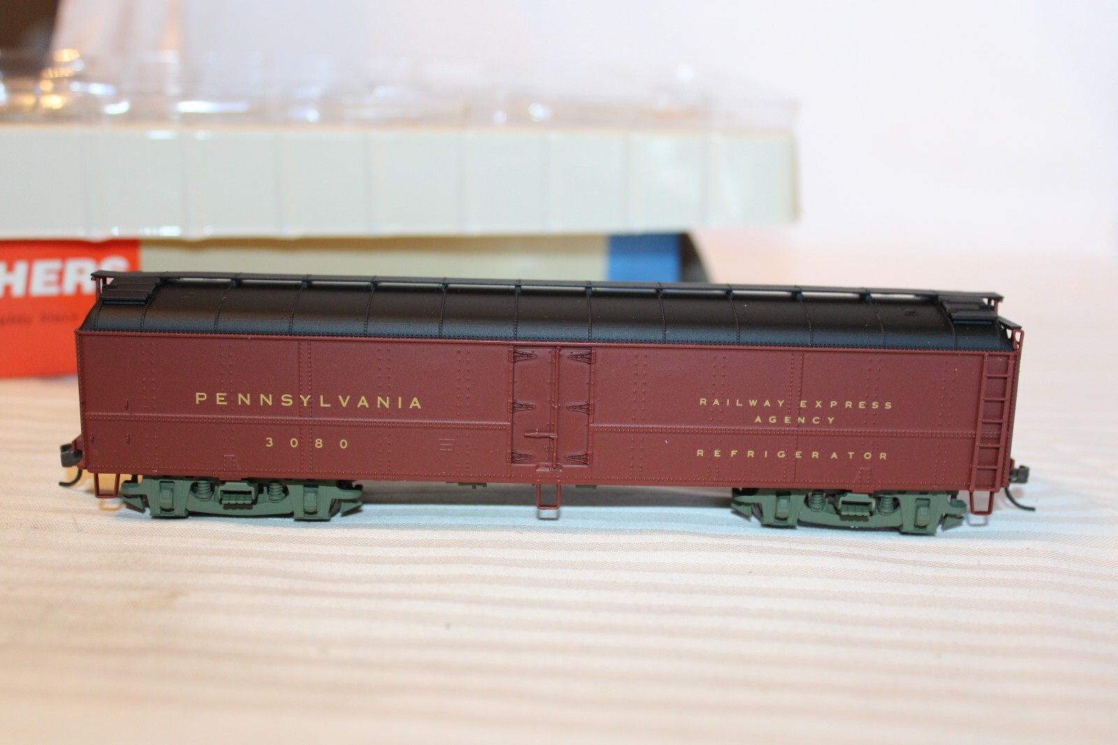HO Scale Walthers, 50′ Express Reefer, Pennsylvania, Tuscan Red, #3080, 932-5884