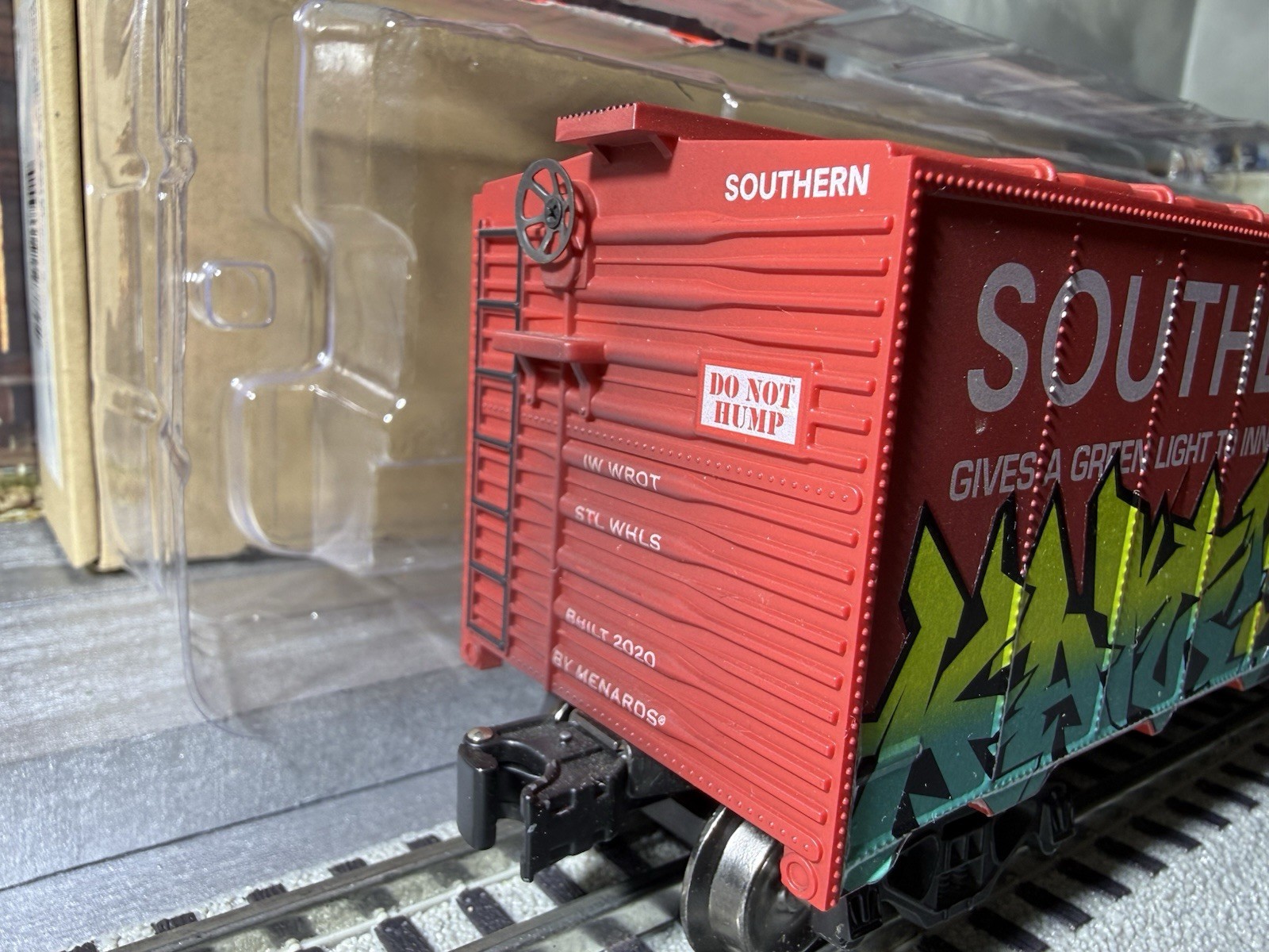 Menards #279-5770 – Weathered Southern Boxcar #4293 With Graffiti – NIB/Shipper