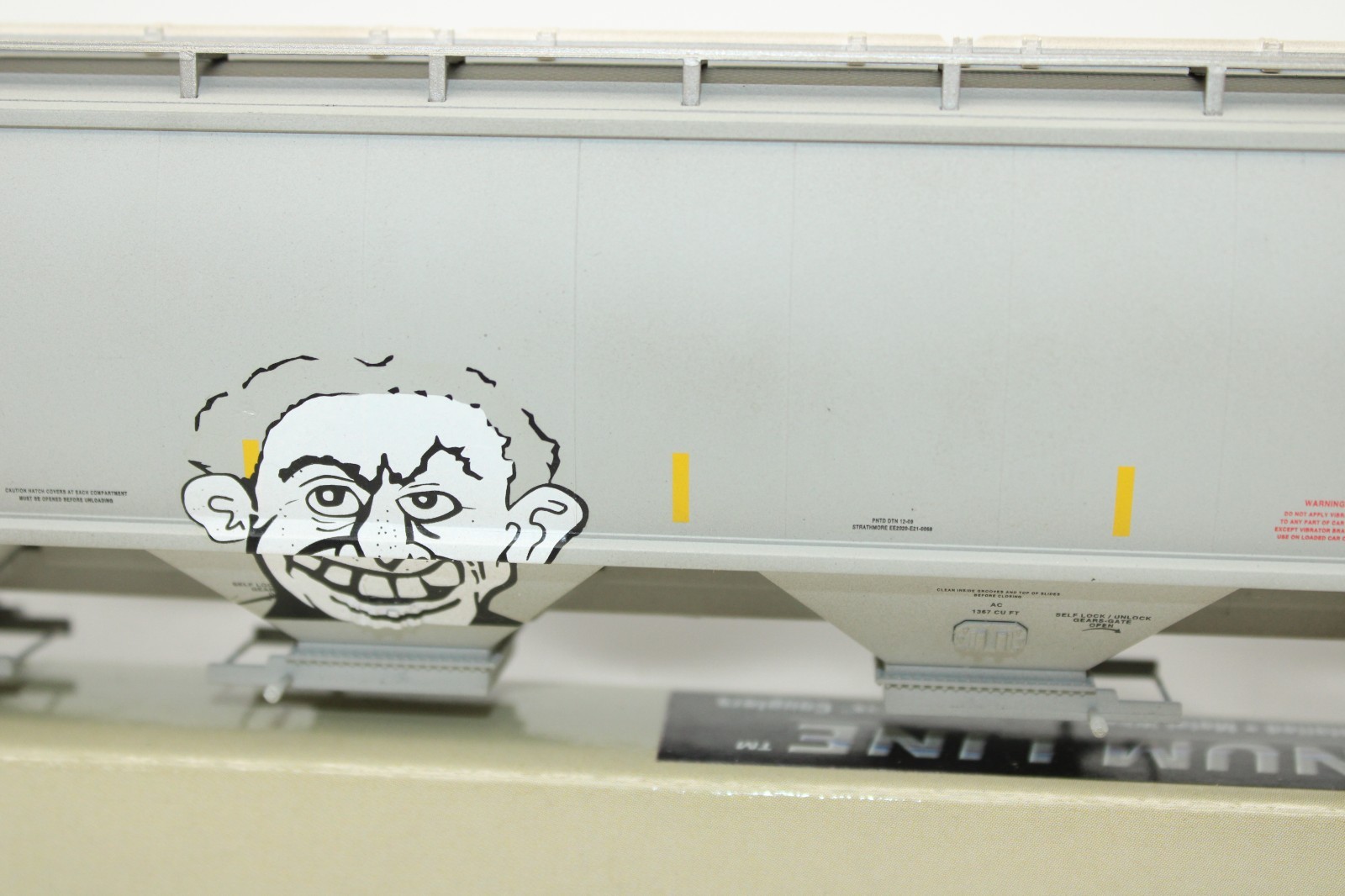 Walthers Platinum HO Scale TILX Trinity 6351 4 Bay Covered Hopper Car Graffiti