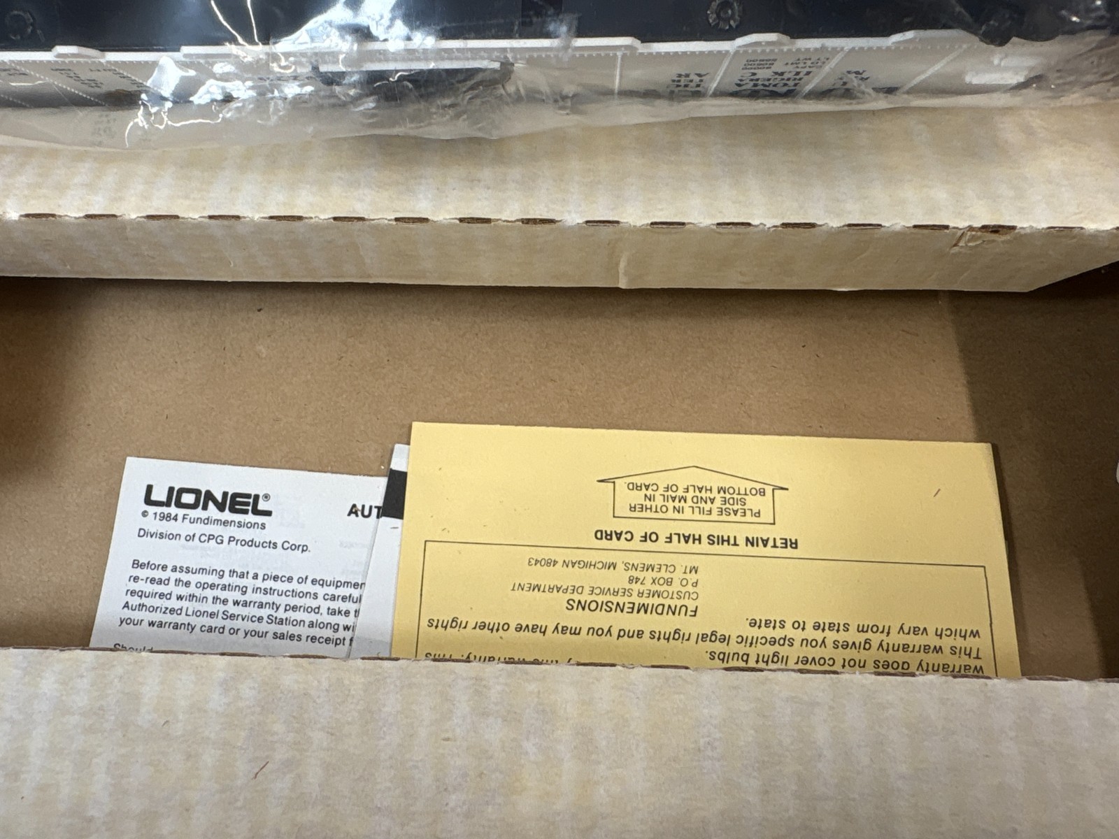 Lionel 6-9220 Operating Milk Car Borden #9270 with Platform