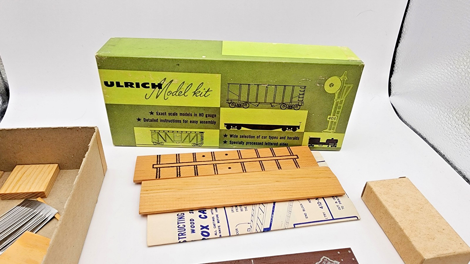 ULRICH HO 1:87 Texas & Pacific Wood Boxcar. Wood & Metal Kit With Sprung Trucks.