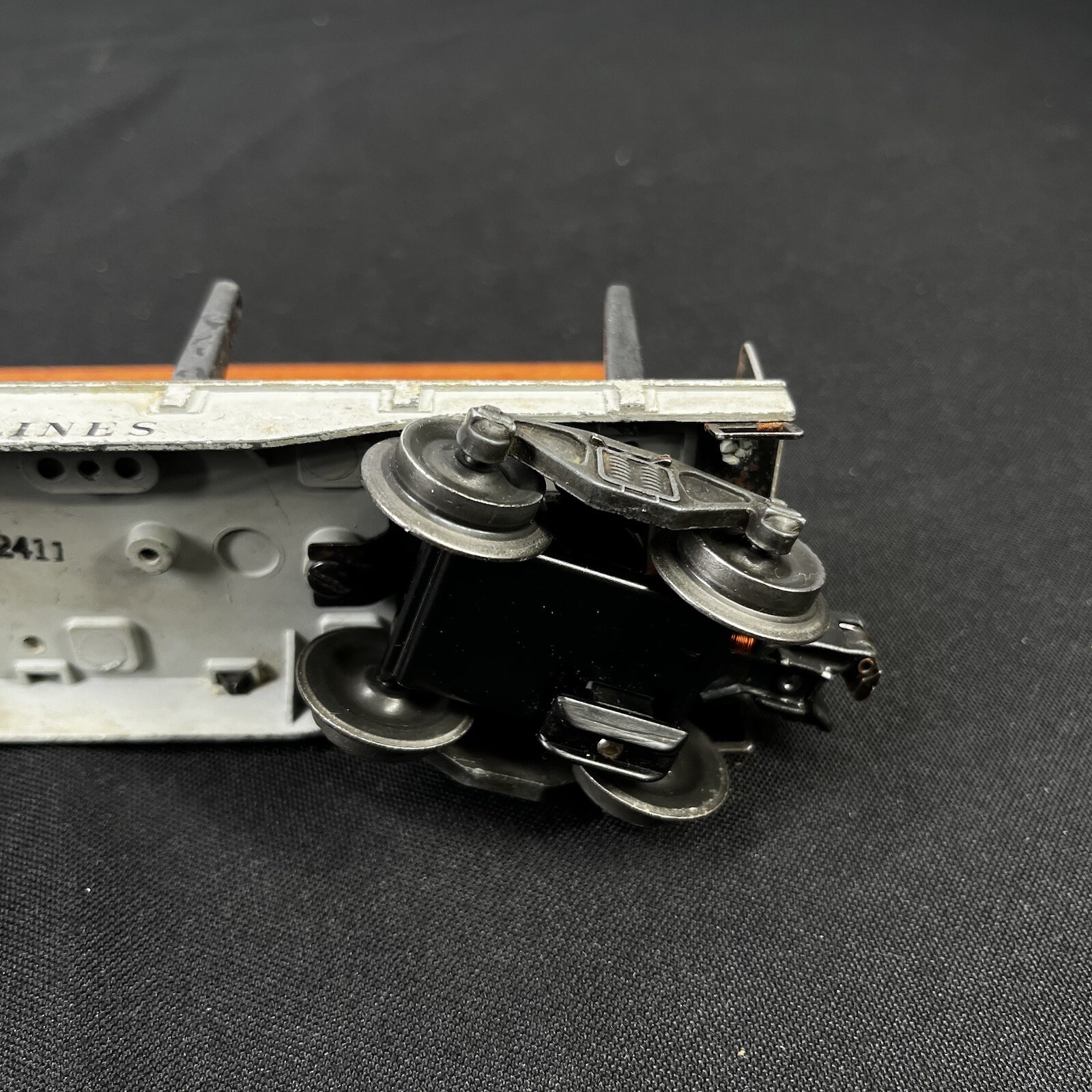 Vintage Original Lionel O Gauge Postwar 2411 Flat Car w/ 6 pipes