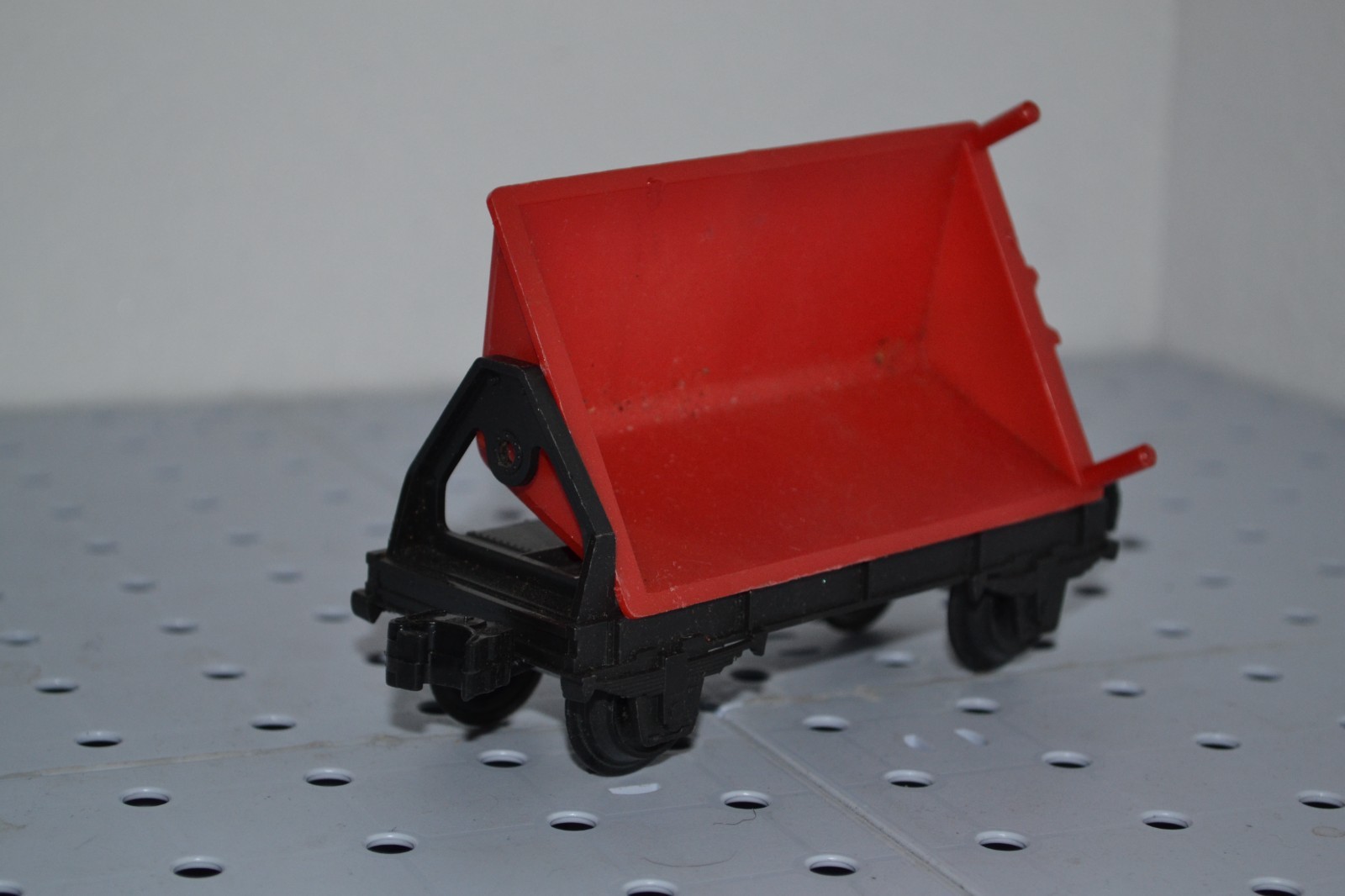 Lionel 9330-10 O Scale Red & Black Tipper Dump Gondola Car Vintage RARE No Load