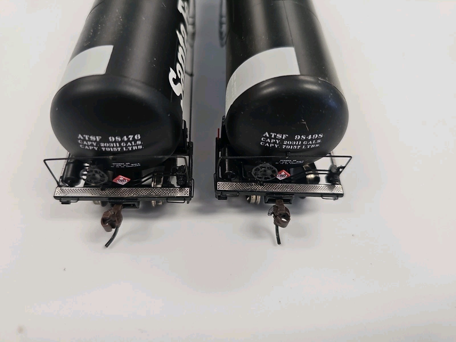 Two Athearn HO Scale 50′ 20,900 Gallon Tank Car Santa Fe 98498, 98476