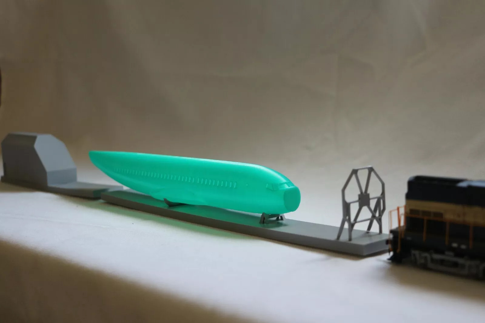 HO Scale Boeing 737 Fuselage and Cargo 11″ or 15.25″