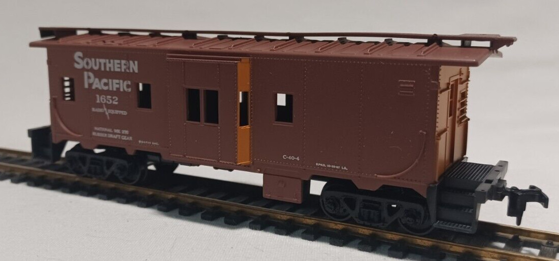 HO SCALE ATHEARN SOUTHERN PACIFIC Bay Window Caboose #1652 Partially Built-up