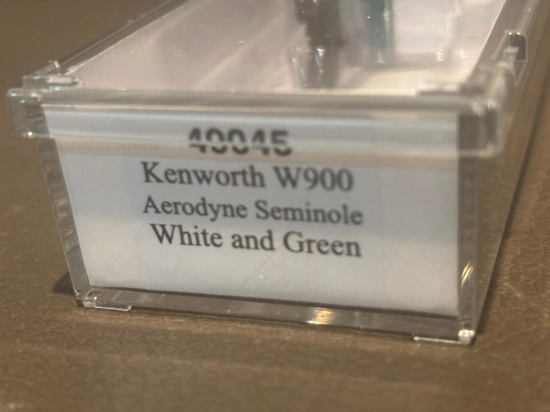 Trainworx N Scale 49045 Kenworth W900 Aerodyne Tractor Seminole White & Green