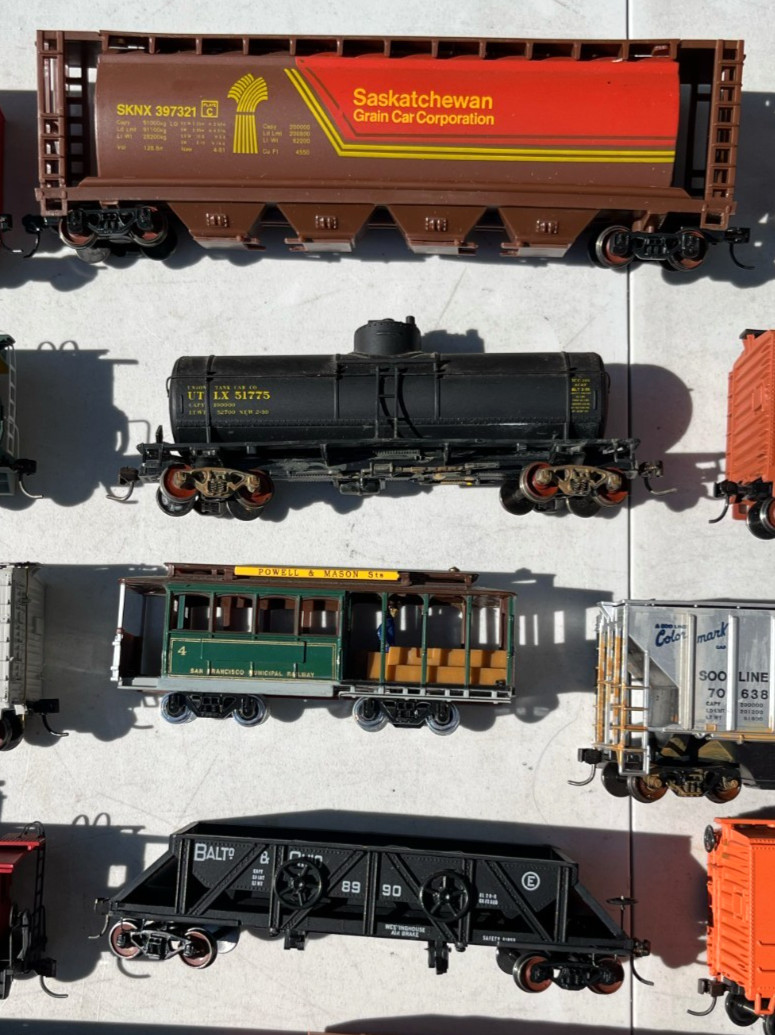 HO SCALE TRAIN FREIGHT CARS – KNUCKLE COUPLERS & METAL WHEELS -LOT OF 14 VARIOUS