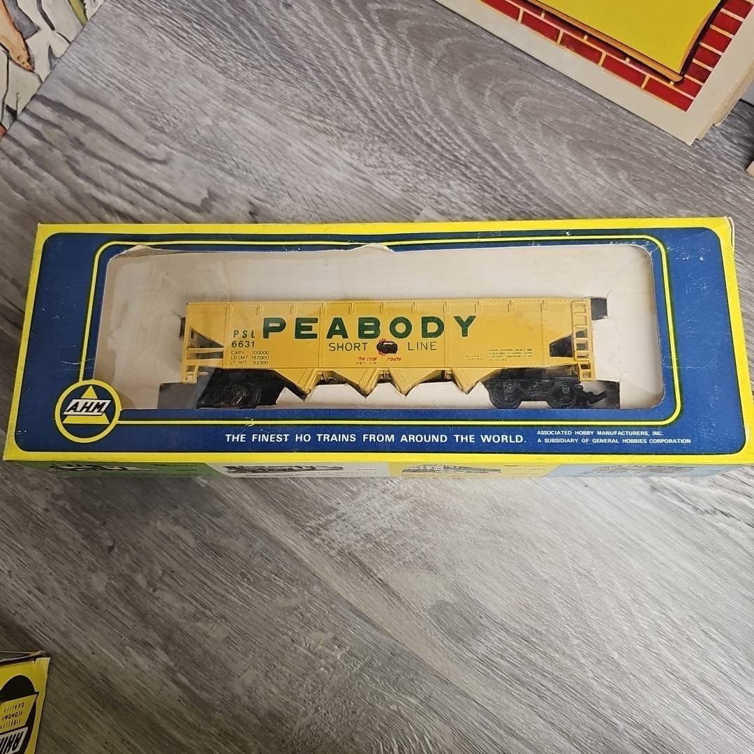 Mixed Lot of Six Vintage HO Scale Train Cars, Locamotive Track And Transformer