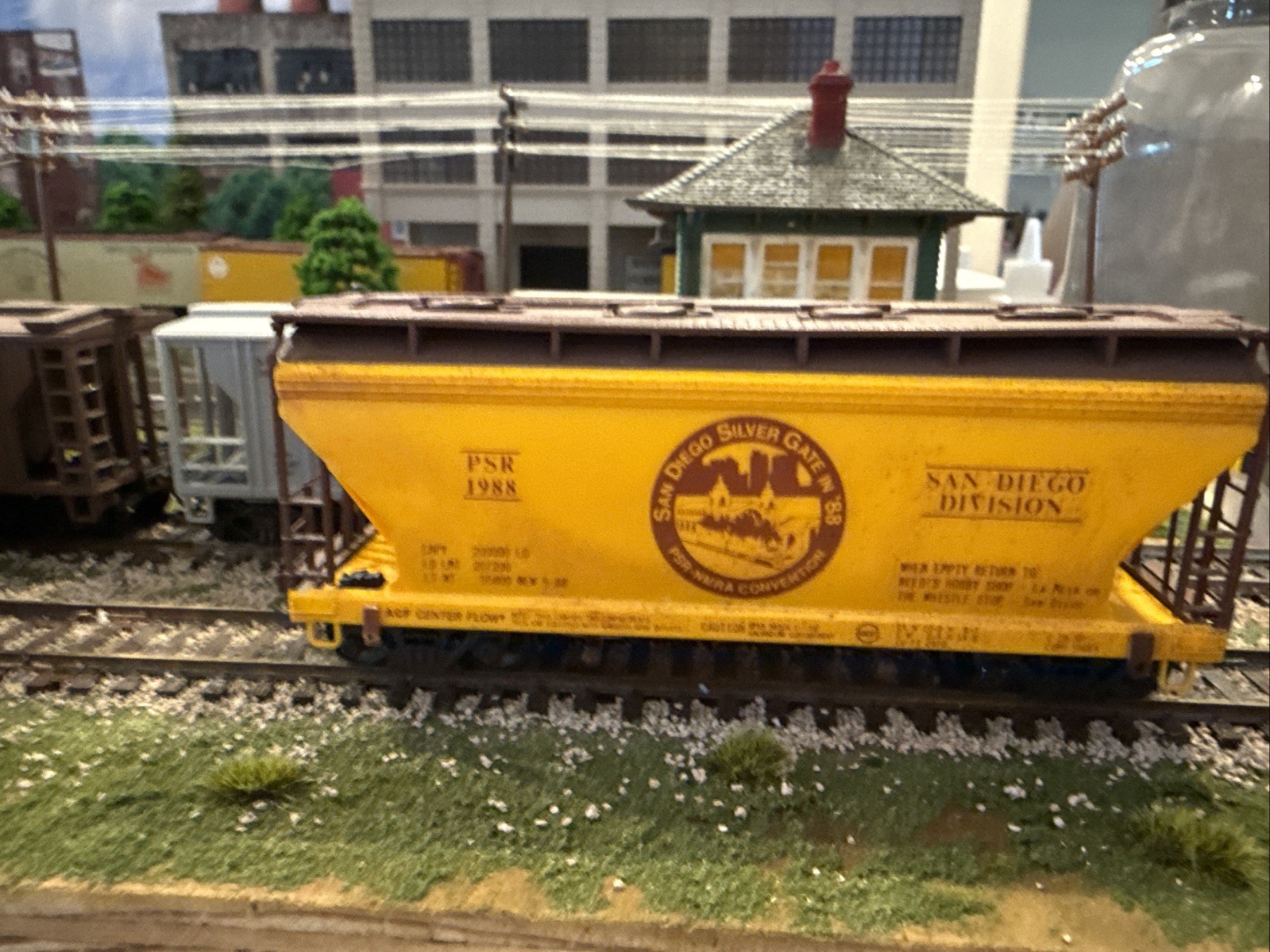 FRONT RANGE HO 2-BAY Covered HOPPER 1988 PSR CONVENTION SAN DIEGO DIV