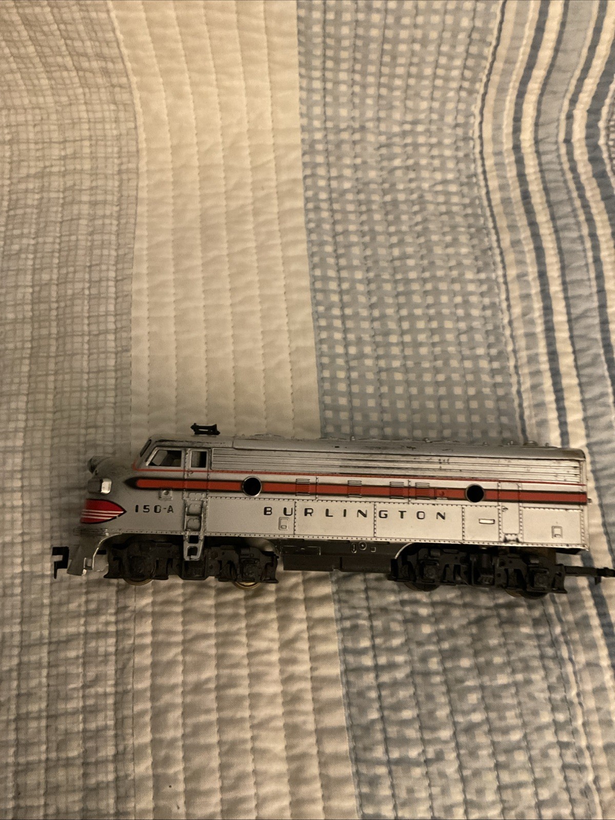 TRAINS **tyco HO ** ENGINE AND 3 CARS Don’t Know Age Of Trains