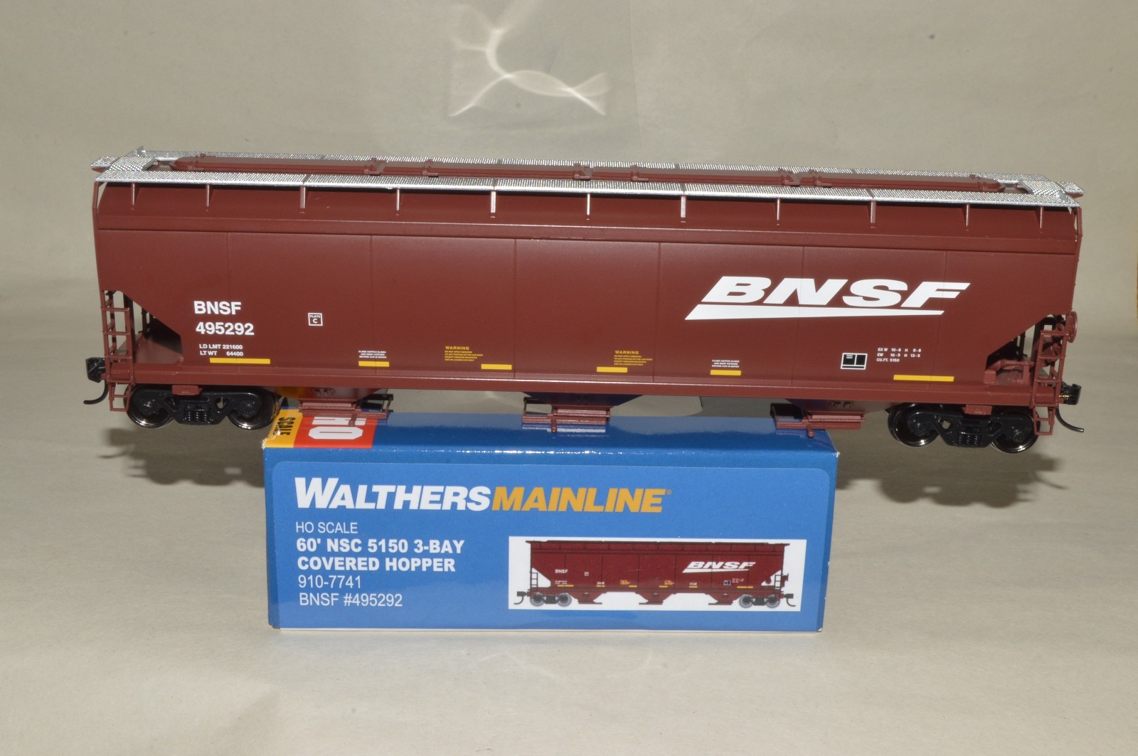 HO scale Walthers BNSF Ry 60′ NSC 5150 grain covered hopper car train 495292