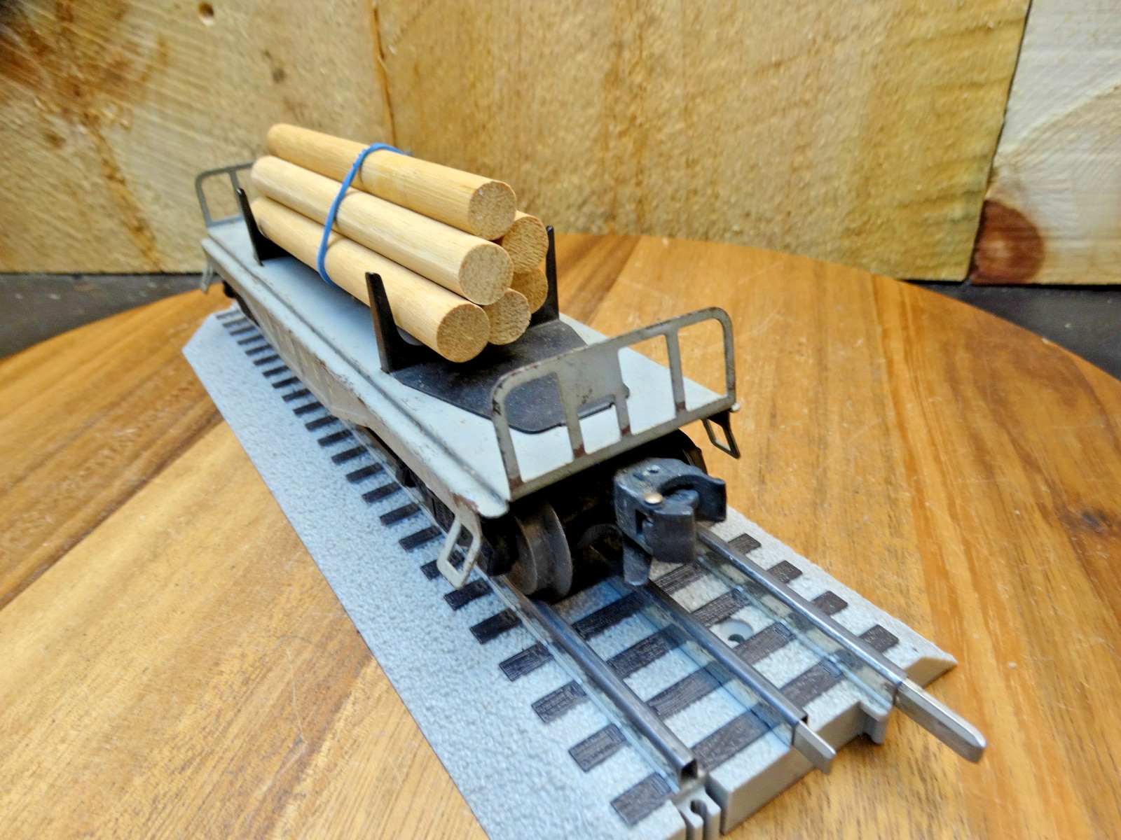 Lionel 027 Gauge All Metal Lionel Bulkhead Flat Car with Cargo