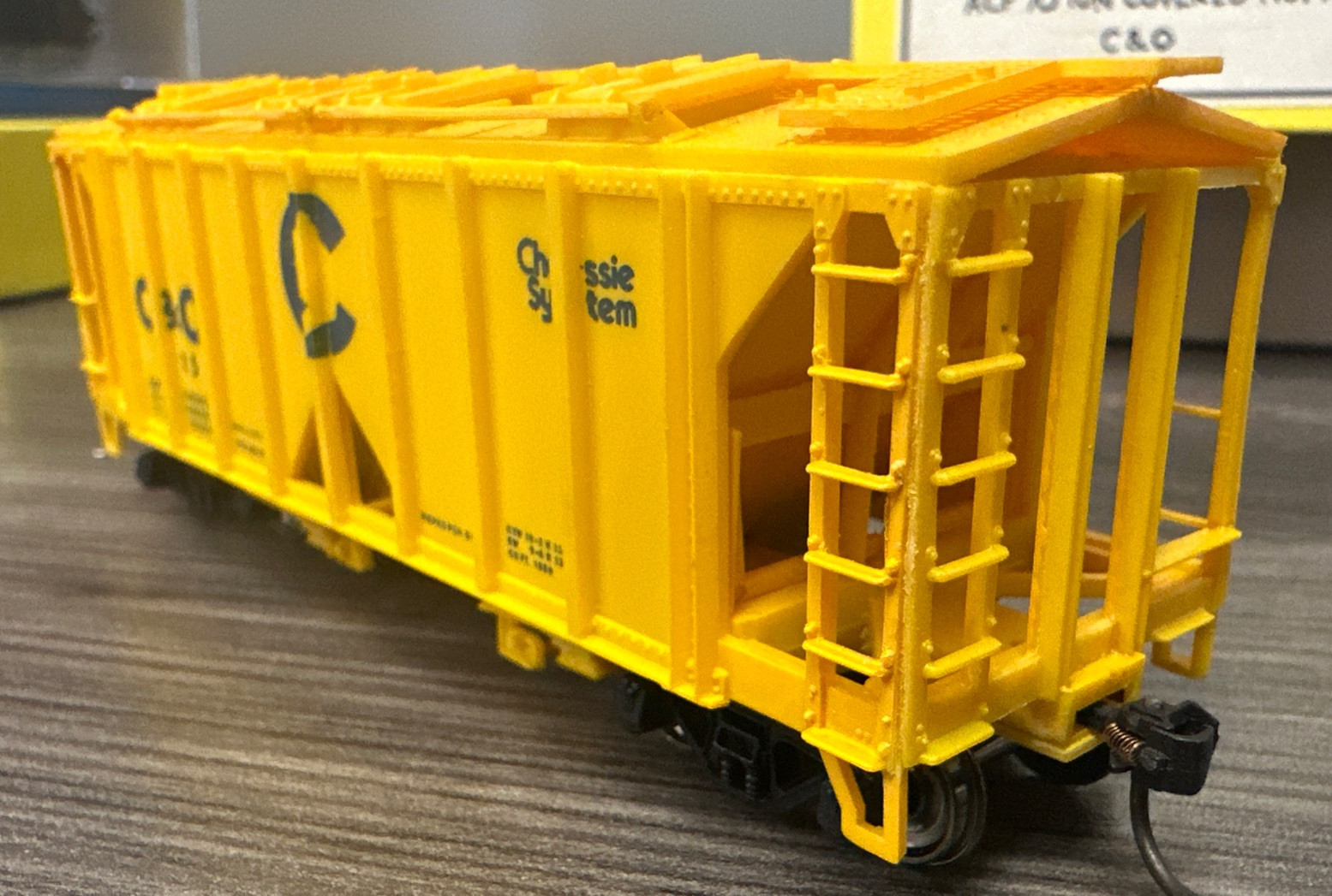 HO Scale ACF 70 Ton Covered Hopper C&O#1915 Prebuilt