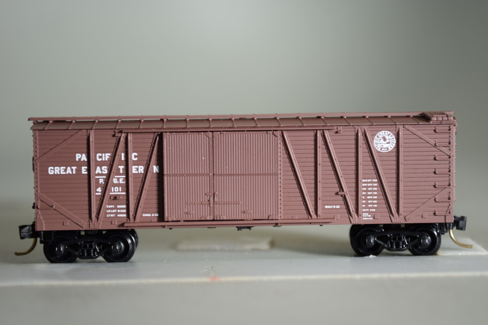 5568 N Scale Micro-Trains 40′ BOX CAR PGE PACIFIC GREAT EASTERN