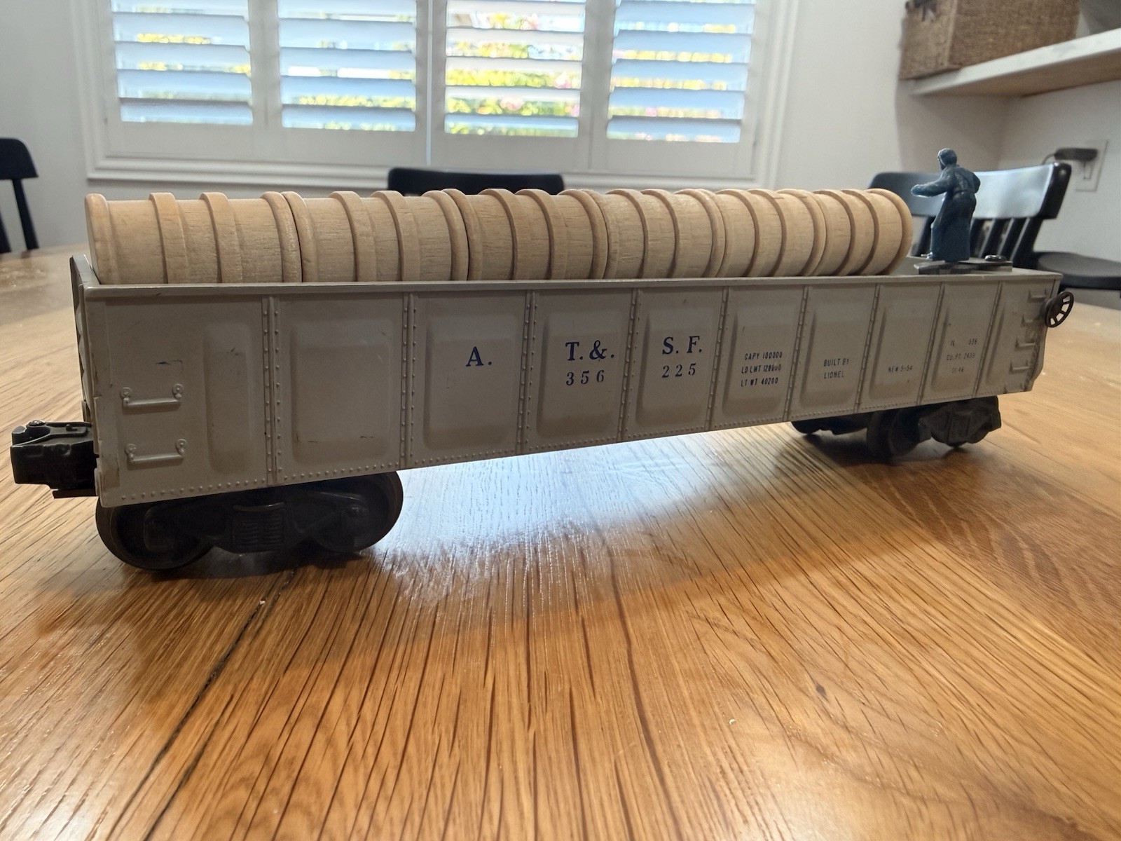 Lionel 356 Operating Barrel Car (Santa Fe ATSF 356), O Gauge. Barrels included