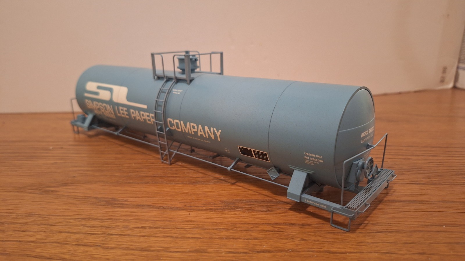 Atlas O 17,360 Gallon Tank Car. Simpson Lee Paper Company. No Trucks!