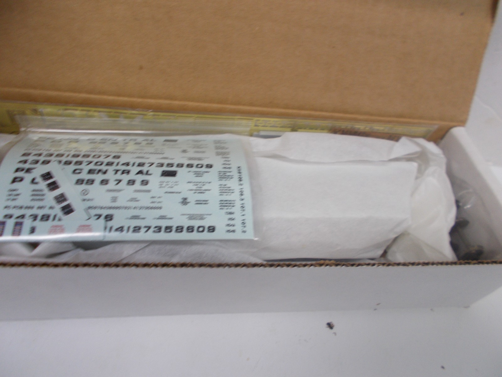RAIL YARD MODELS # 107.2~PC PULLMAN STANDARD PS-2CD COVERED HOPPER KIT~HO SCALE