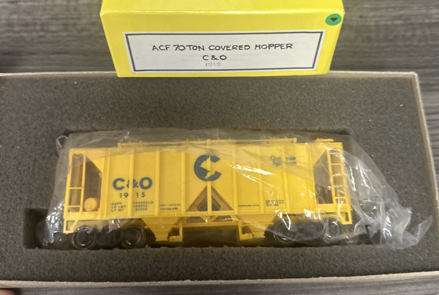 HO Scale ACF 70 Ton Covered Hopper C&O#1915 Prebuilt