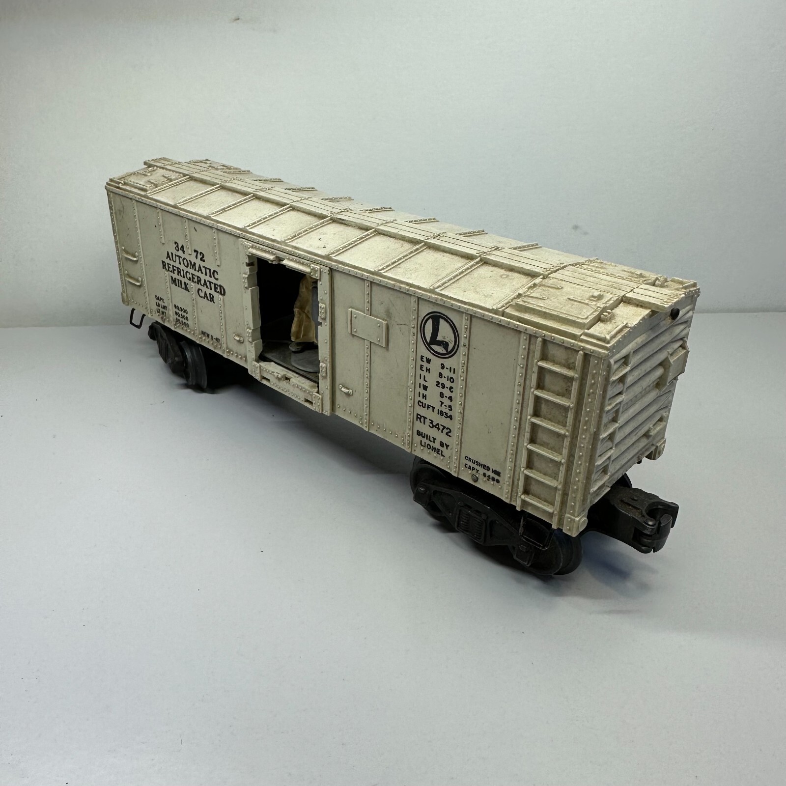 LIONEL AUTOMATIC REFRIGERATED MILK CAR (#3472 ) & RED VINTAGE CABOOSE (#2257)