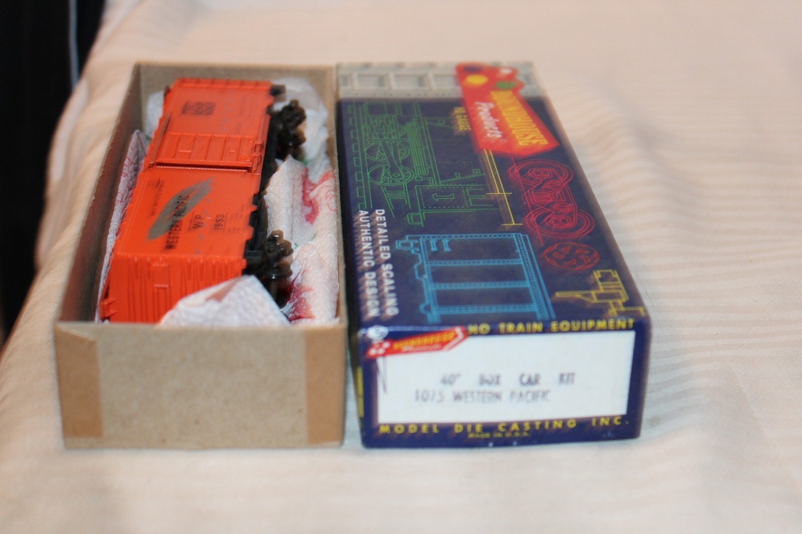 HO Scale Roundhouse, 40′ Box Car, Western Pacific, Orange, #1953 – 1075 Built