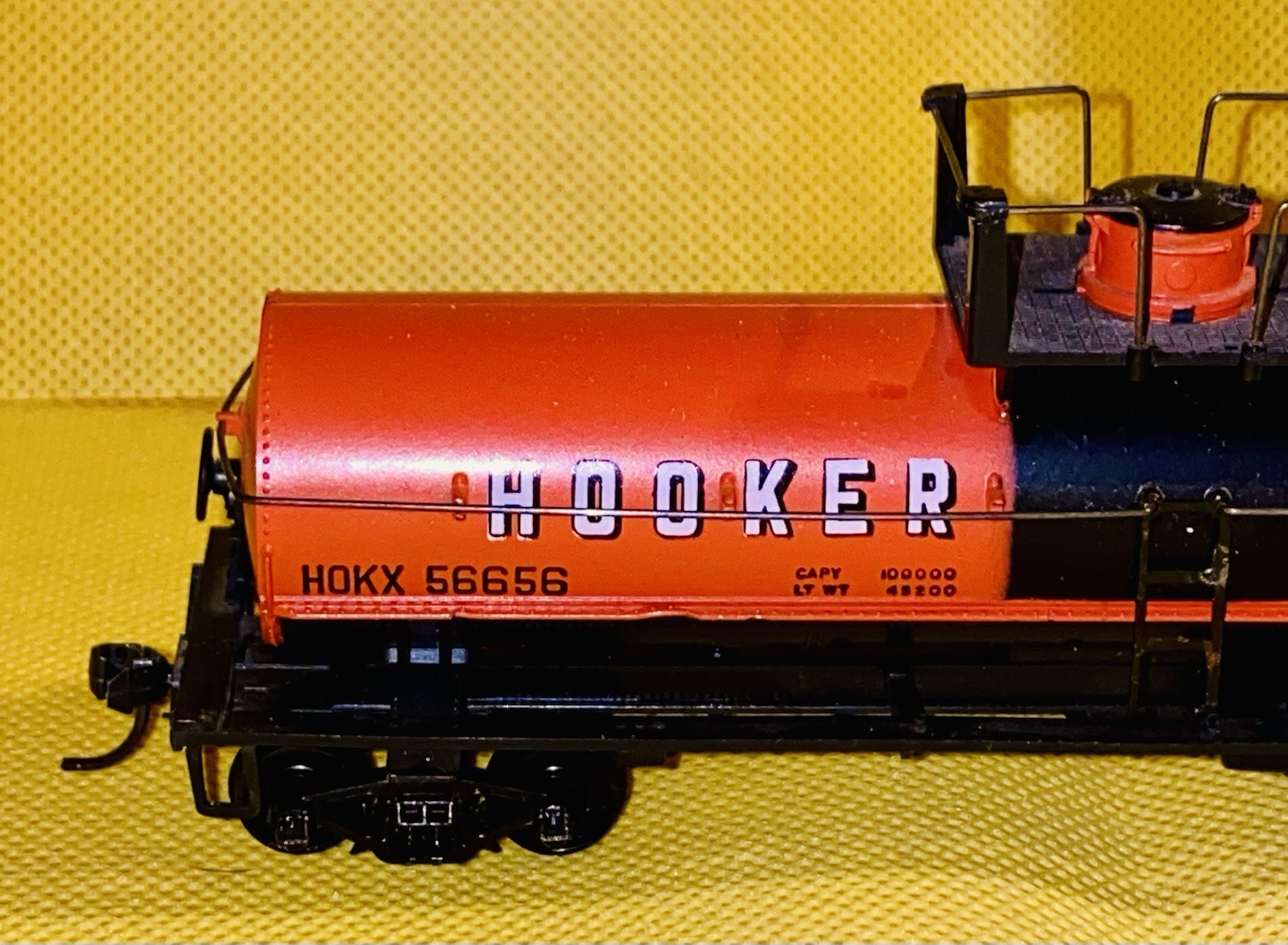 HO Scale Hooker 40′ Chemicals Plastics Tank Car #56656 Built No Box