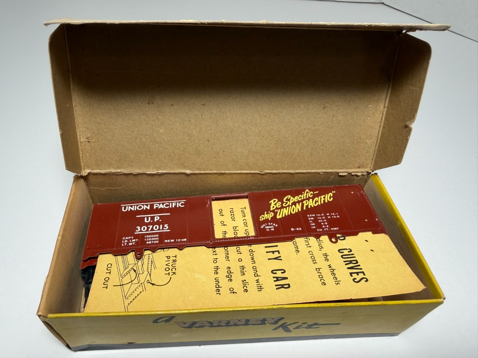 1950’s Varney HO B-76 Union Pacific UP 40′ Single Door Boxcar – Missing Trucks