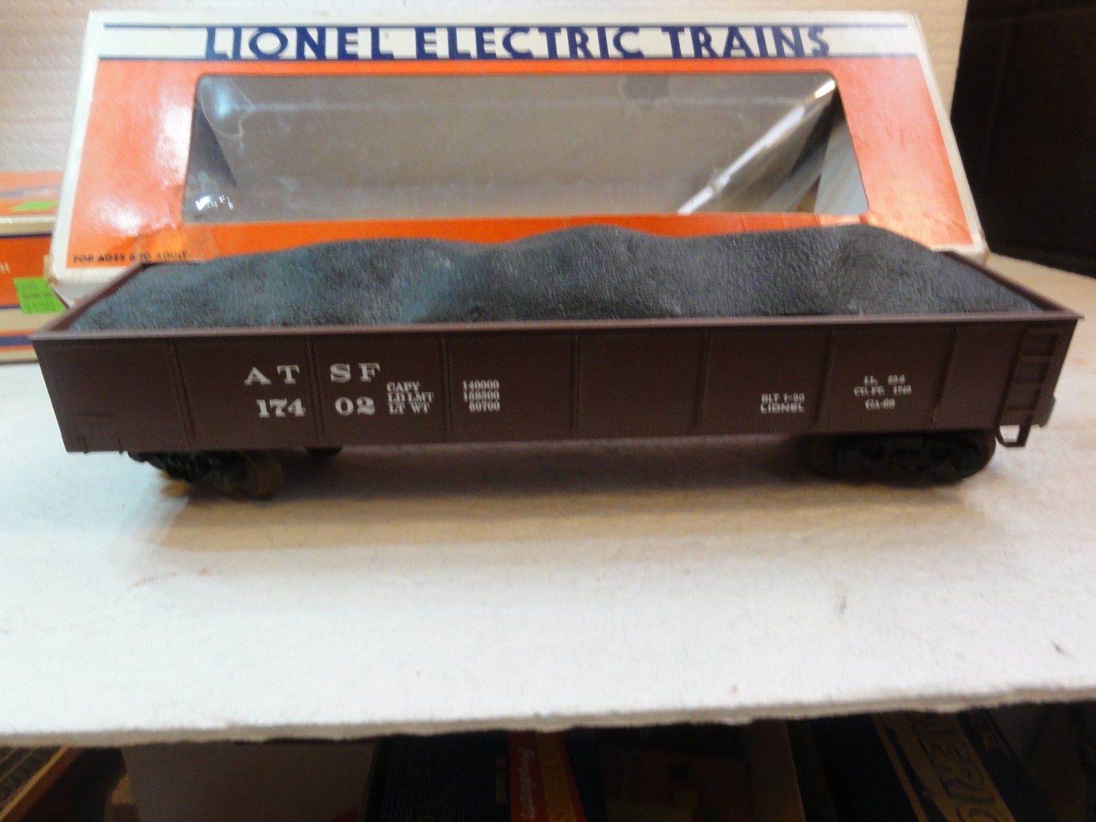 LIONEL 6-17402 SANTA FE GONDOLA W/COAL LOAD, BOXED