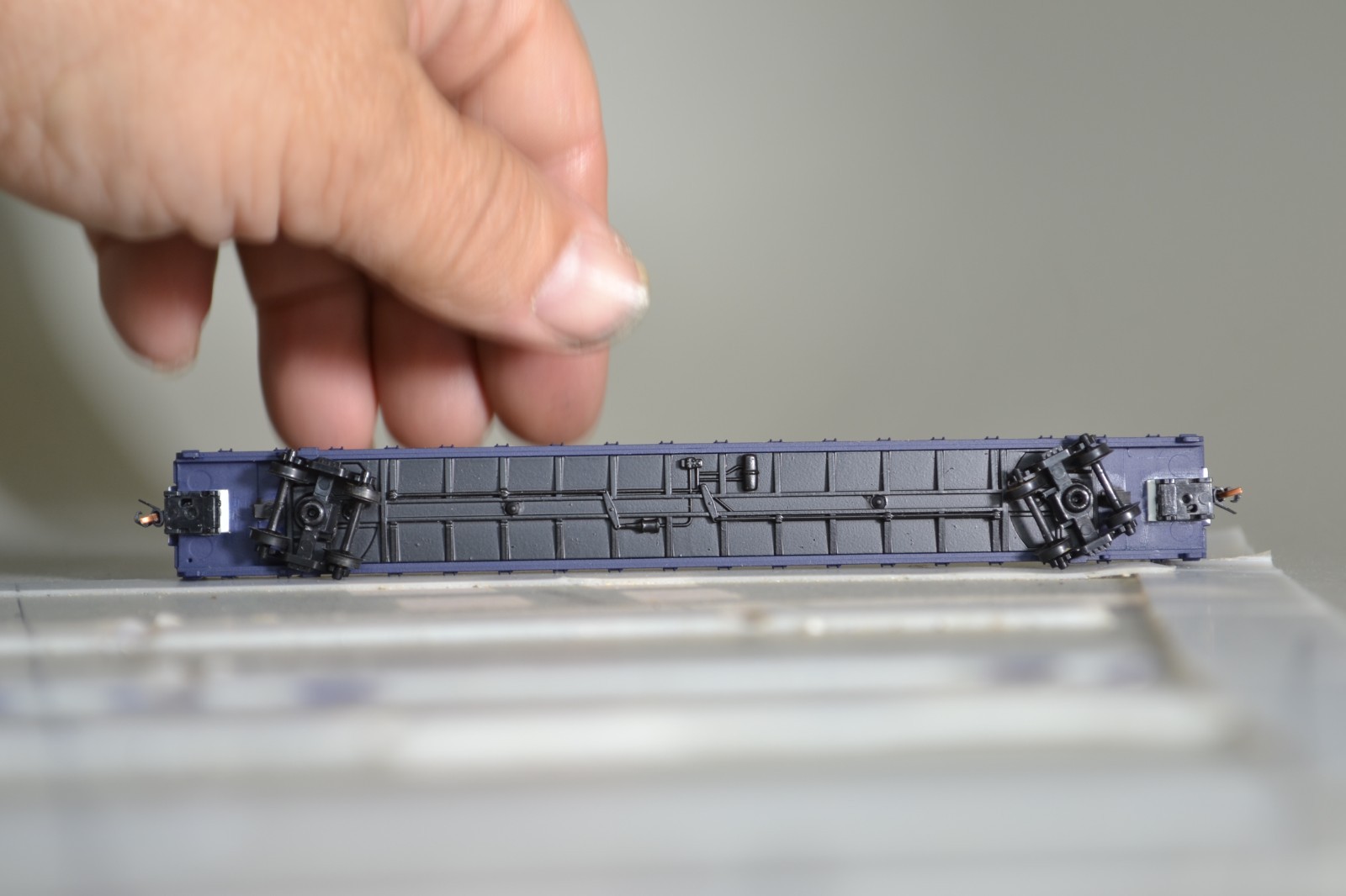 83026 N Scale RED CABOOSE CENTER BEAM SRY