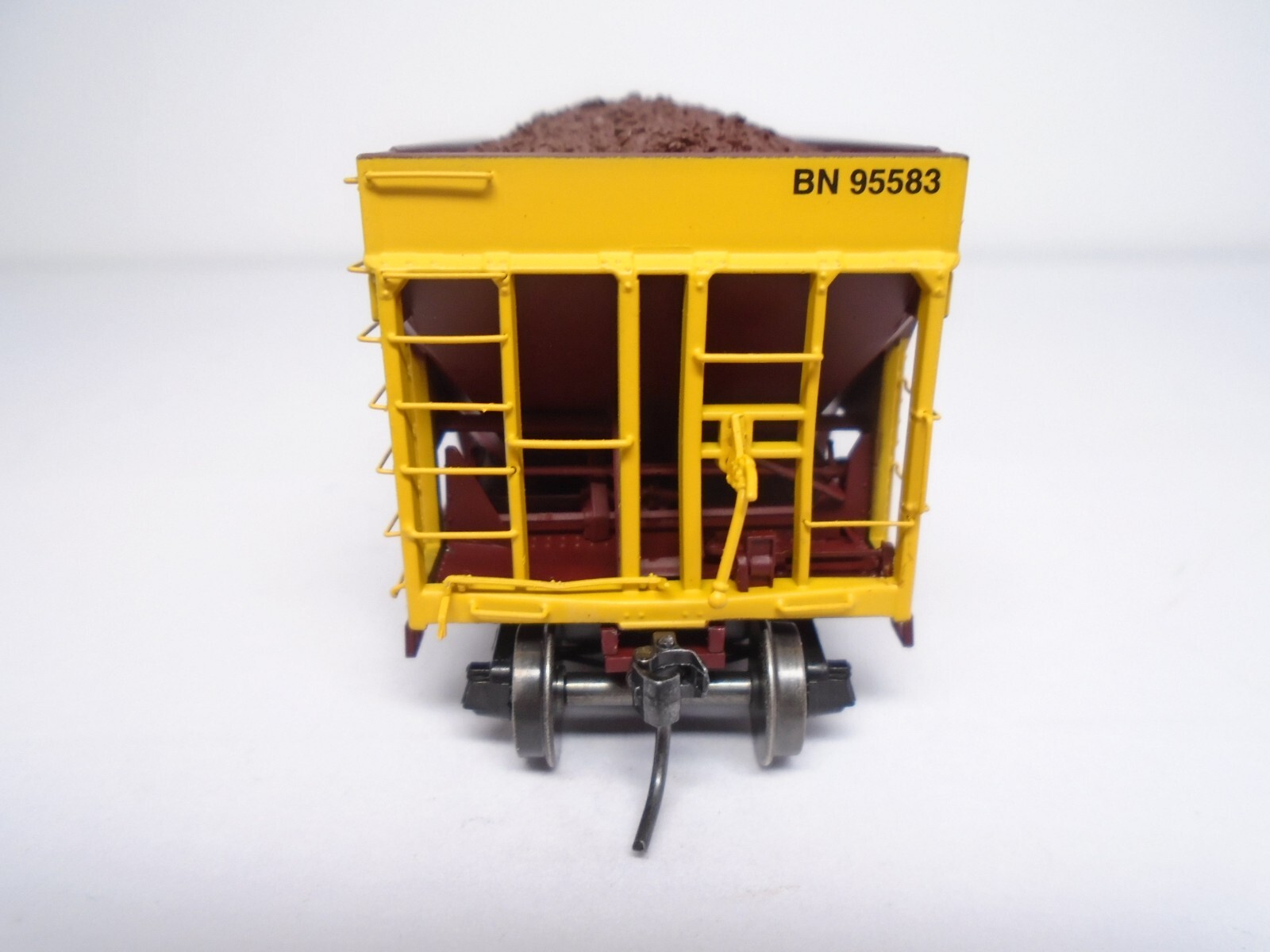MTH Ho 80-97024, 70 ton Ore car with load, Burlington Northern 95583