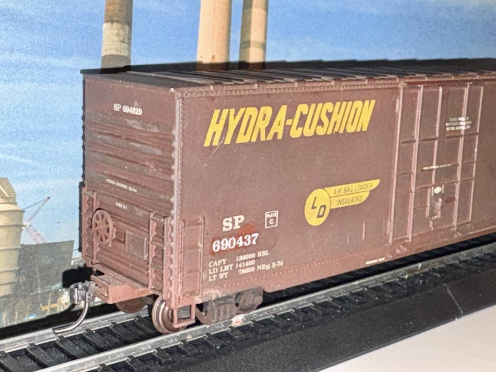 HO Roundhouse Southern Pacific 50’ PCF B-70 Plug Door Boxcar SP 690437 Weathered