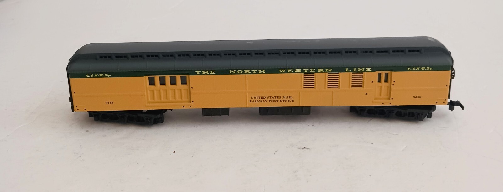 IHC HO SCALE # 49215 CHICAGO & NORTHWESTERN BPO CAR