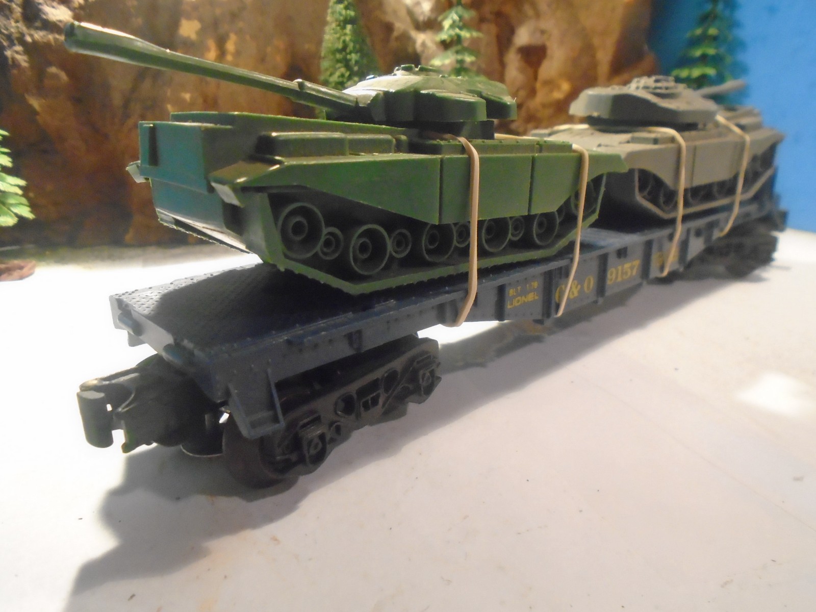 LIONEL O & 0217 GAUGE B & O FLAT CAR WITH BATTLE TANK LOAD #9157, 5-177-5