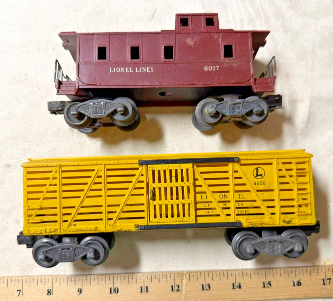 Postwar Lionel O Gauge 6656 yellow cattle car + 6017 Tuscan brown caboose