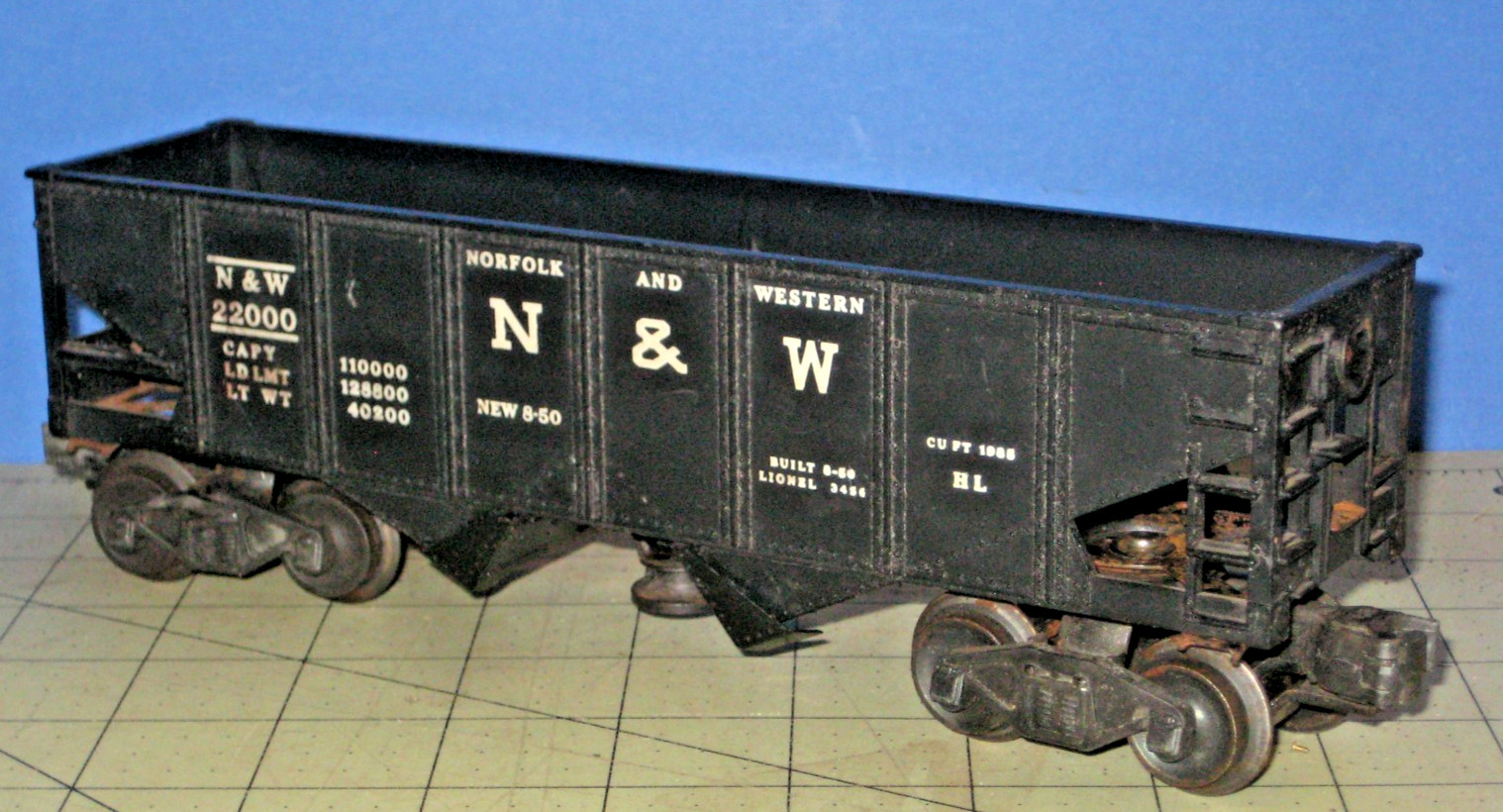 Lionel N&W operating dump hopper. #3456 Metal trucks, opening dump gates RTR