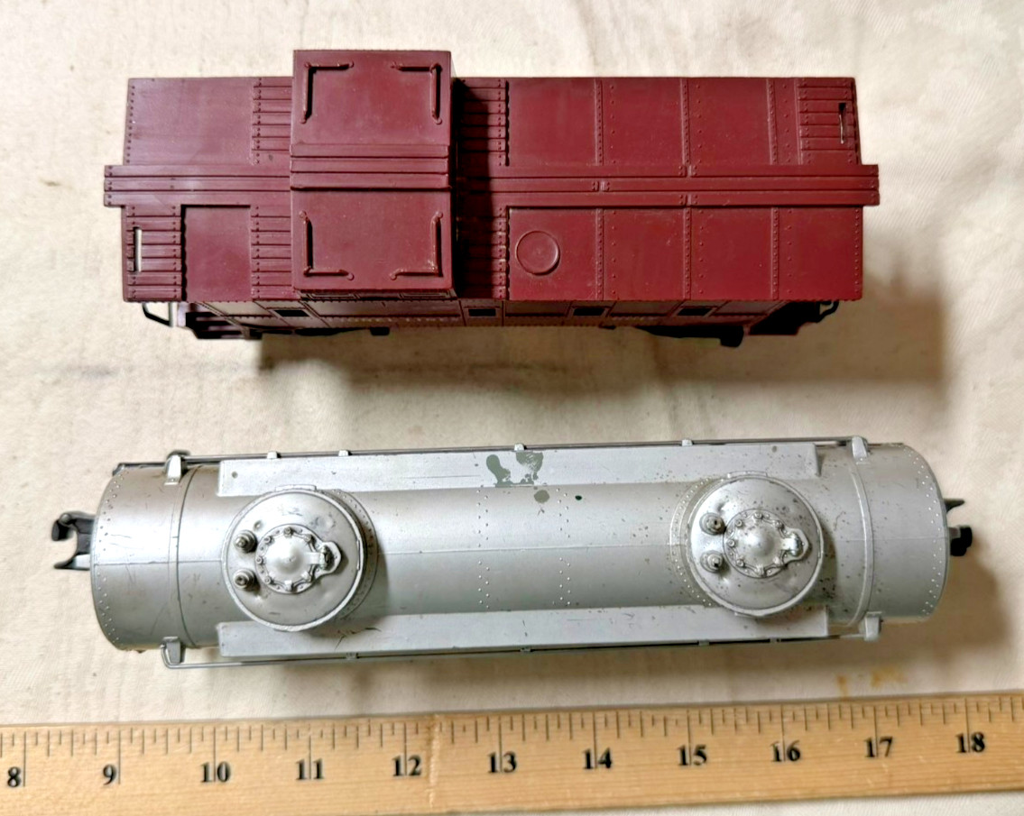 Postwar Lionel O Gauge 6465 silver Sunoco tank car + 6017 Tuscan brown caboose