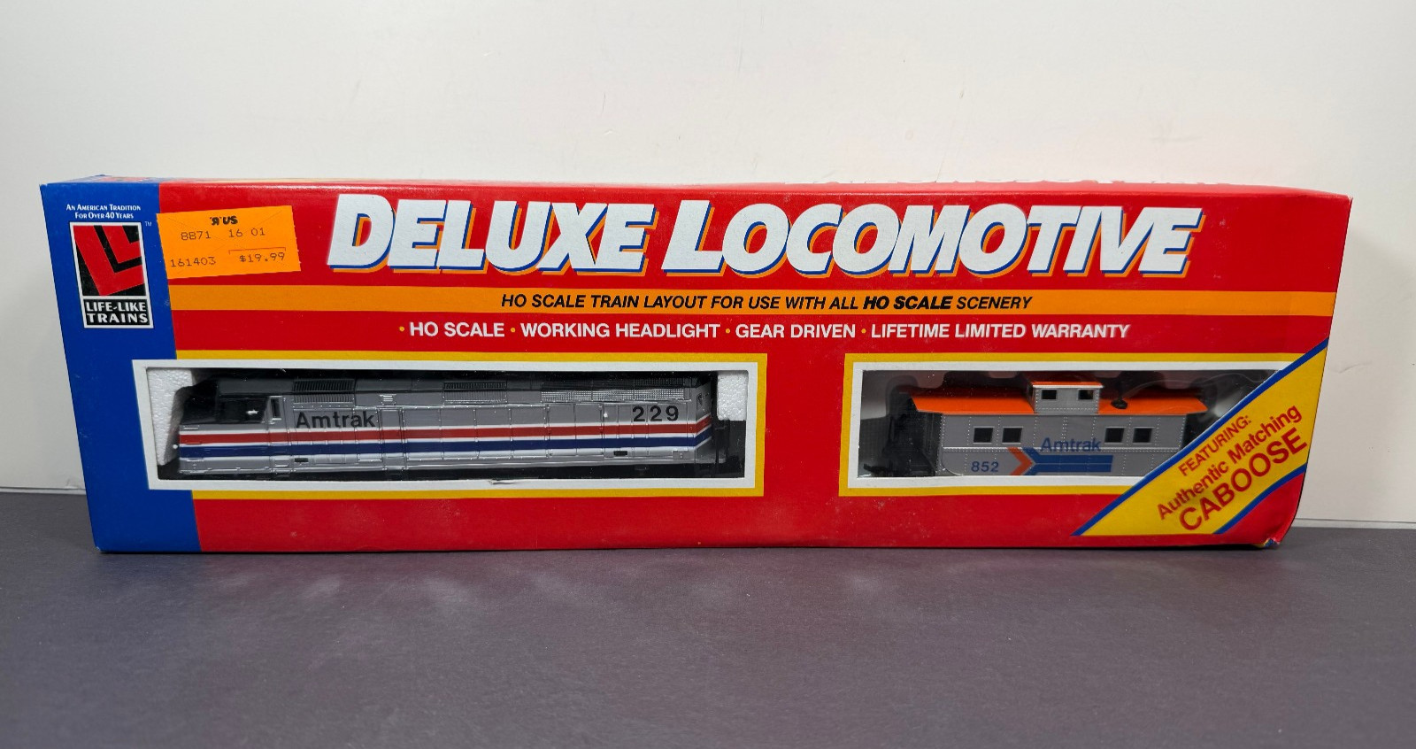 Life Like Trains HO Scale Powered Deluxe Locomotive 8678 F40PH W/Caboose AMTRAK