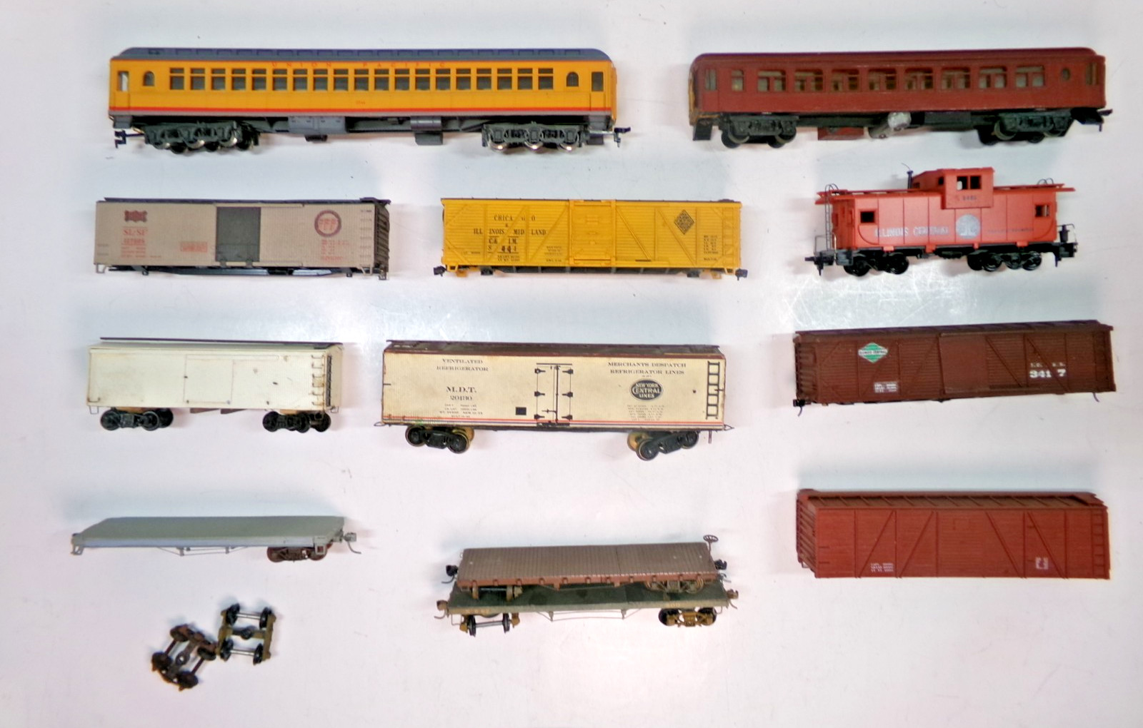 Lot of HO train cars for rehab (lot 7359)