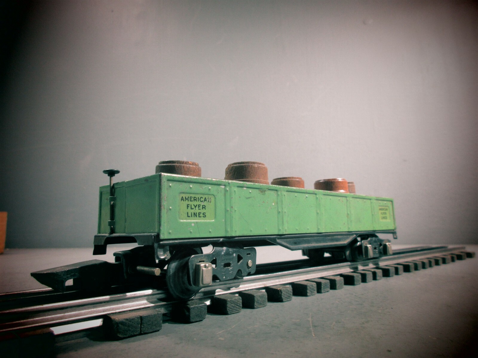 AMERICAN FLYER O GA. 476 GONDOLA WITH 6 WOODEN BARRELS.