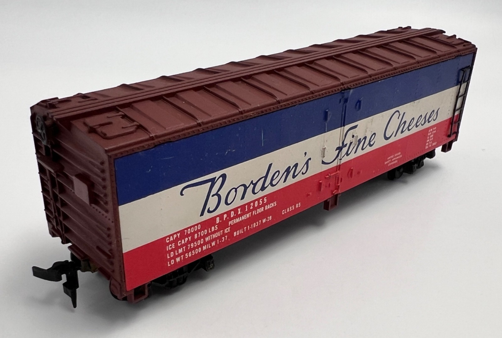 Vintage Mantua H.O. Scale Model Railroad Car Borden’s Fine Cheeses Red Blue