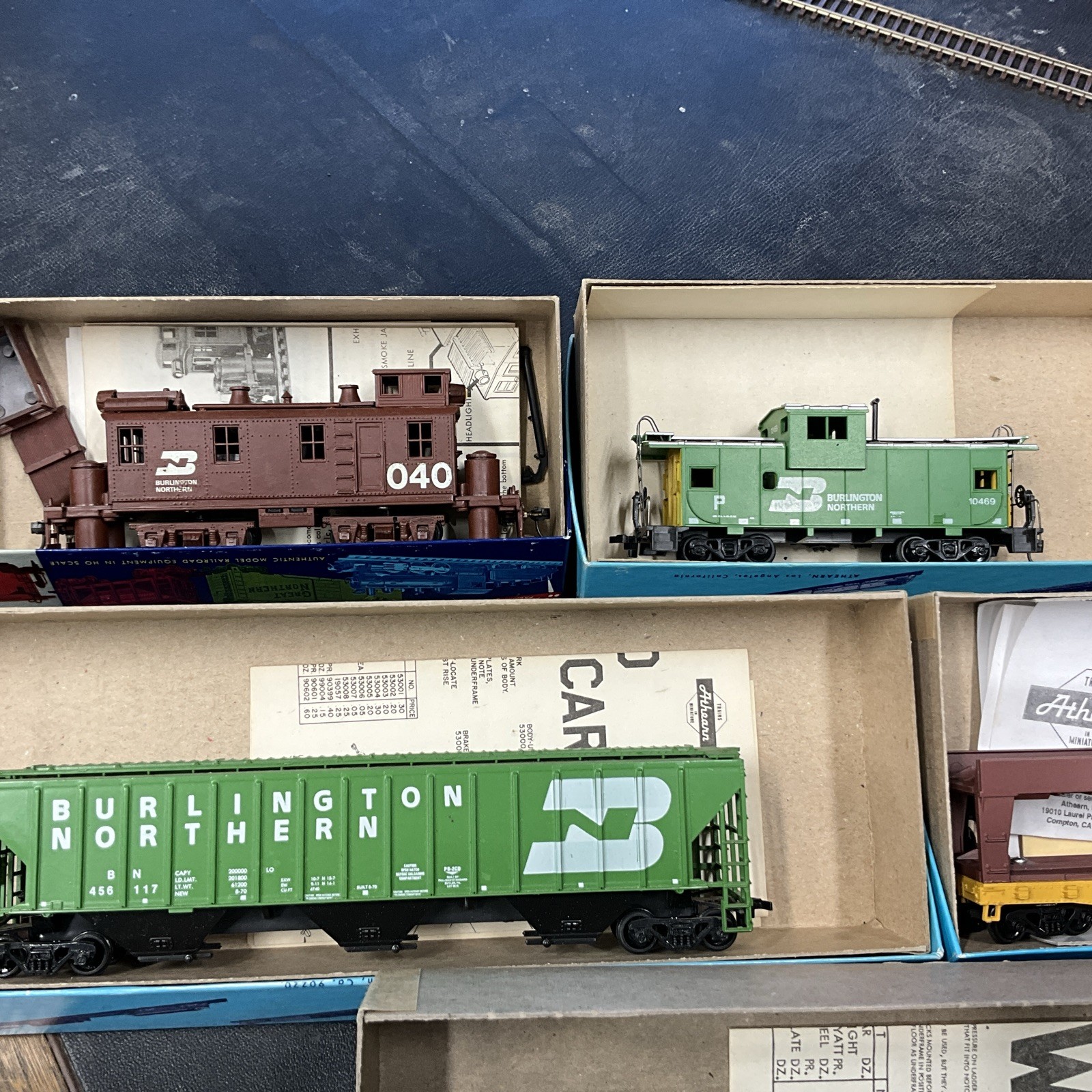 Lot Of 7 HO Scale Burlington Northern Freight Cars And Cabooses